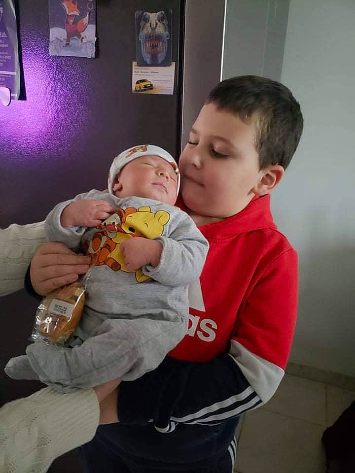 Eythan a rejoint le concours — aidez-le/la à gagner de superbes lots ! arm, baby, child, couch, drink, drinking, drinkware, event, facial_expression, fun, gesture, happy, interaction, joint, mouth, person, picture_frame, shoulder, sitting, t_shirt