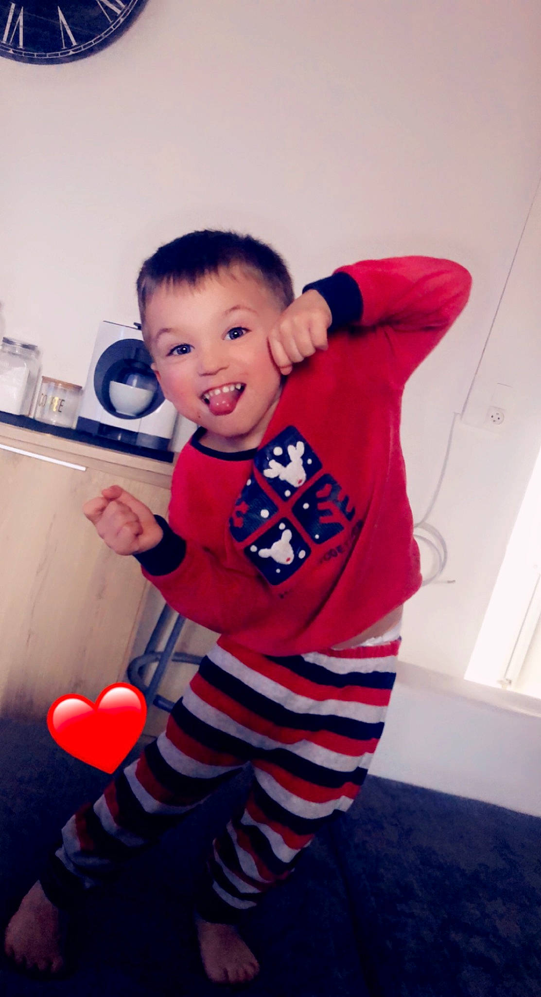 Hylenzo a rejoint le concours — aidez-le/la à gagner de superbes lots ! arm, baby_toddler_clothing, balloon, child, cool, electric_blue, eye, face, facial_expression, finger, flooring, fun, hairstyle, happy, joy, person, play, sleeve, smile, standing