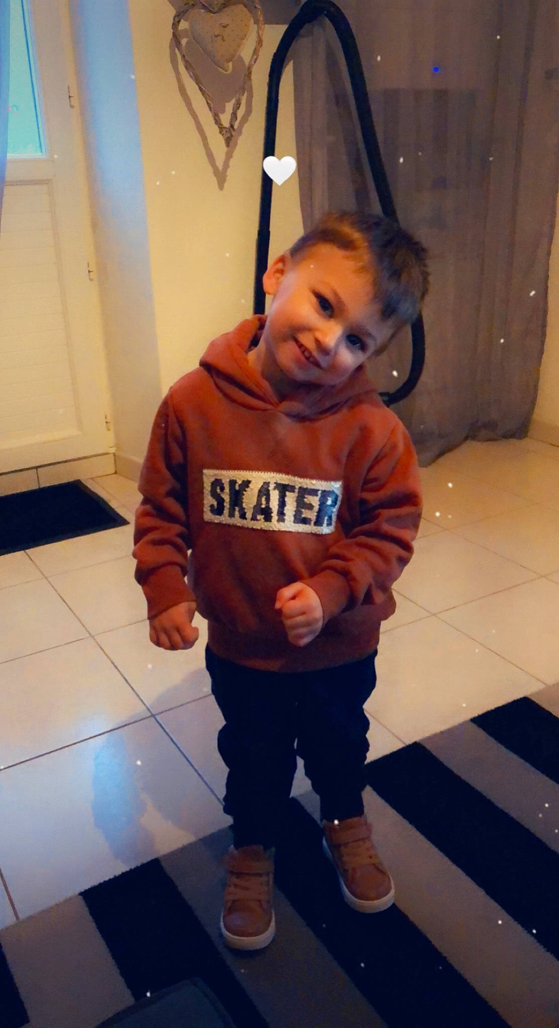 Hylenzo participe au concours pour gagner de l'argent avec cette photo : baby_toddler_clothing, child, door, floor, flooring, fun, happy, hardwood, joint, joy, leg, orange, person, shoe, sleeve, smile, sneakers, sportswear, standing, t_shirt