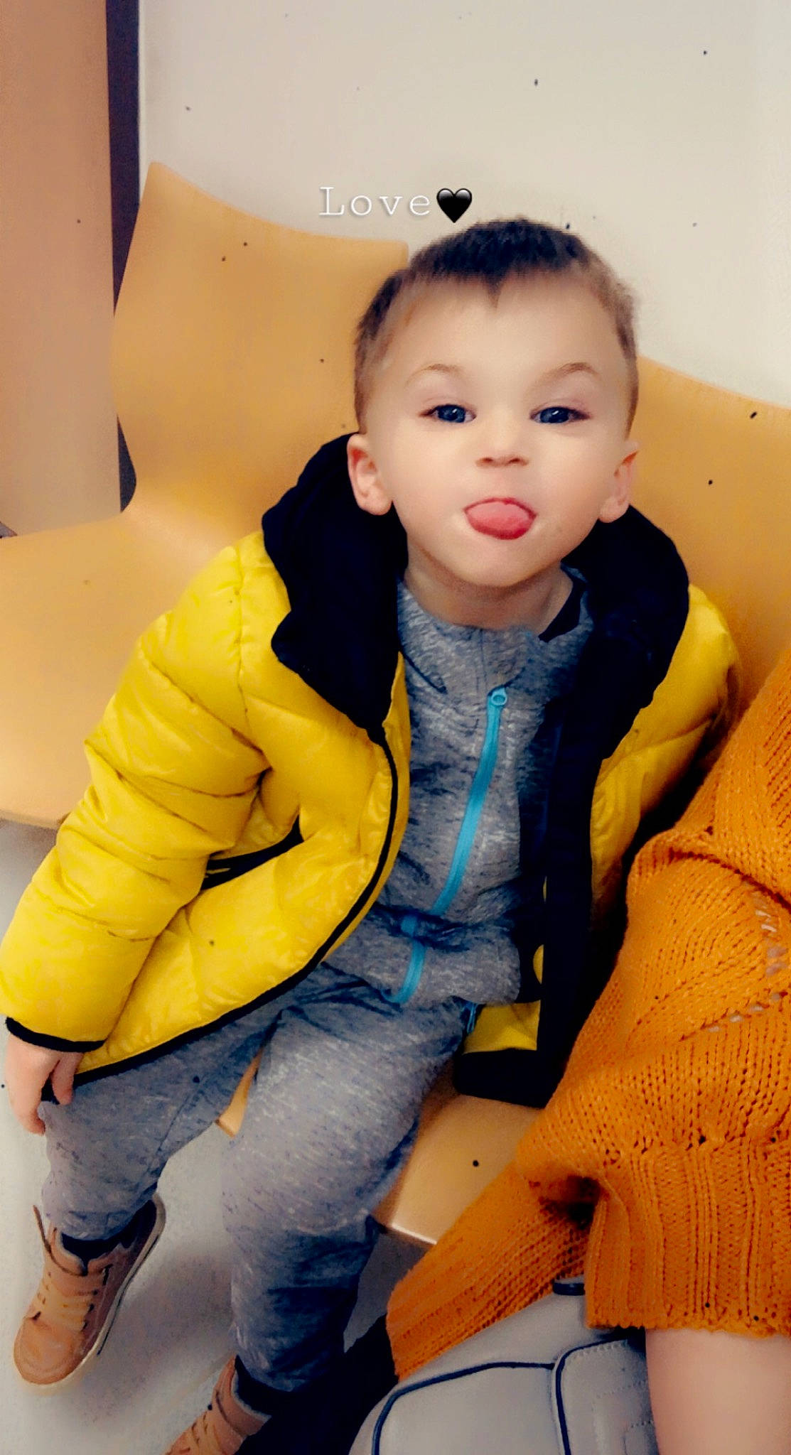 Hylenzo a rejoint le concours — aidez-le/la à gagner de superbes lots ! cheek, comfort, cool, eye, face, finger, flash_photography, fun, gesture, happy, iris, jeans, lip, neck, nose, orange, person, skin, sleeve, standing