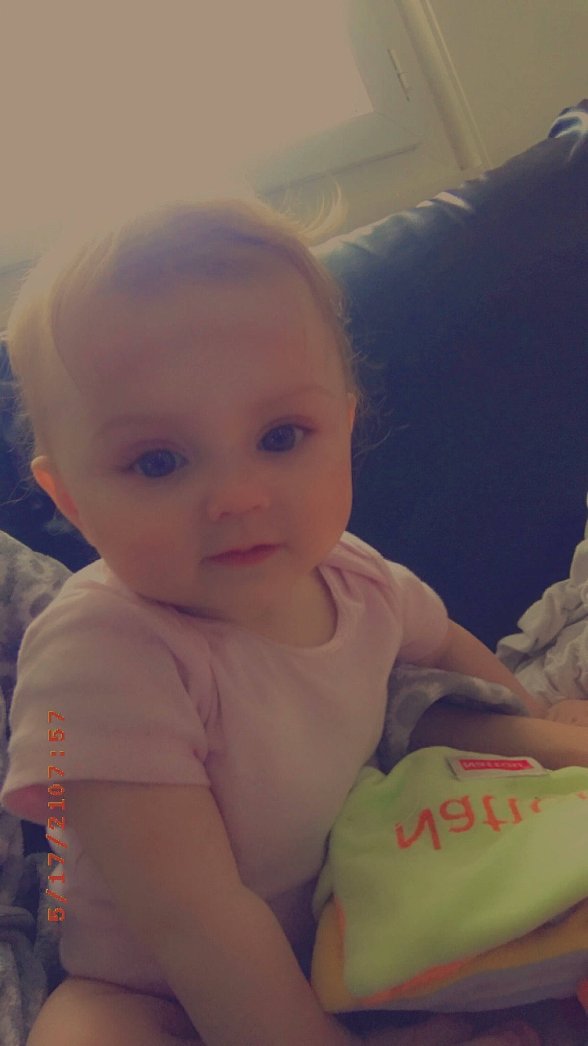 Éloïse a rejoint le concours — aidez-le/la à gagner de superbes lots ! arm, baby_toddler_clothing, cheek, chin, cloud, eye, eyebrow, hair, hairstyle, happy, human_body, iris, leg, lip, mouth, neck, nose, person, shoulder, skin