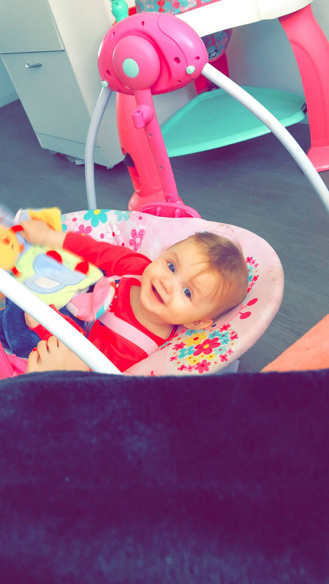 Éloïse participe au concours pour gagner de l'argent avec cette photo : baby, baby_products, baby_toddler_clothing, child, comfort, flooring, fun, grass, happy, joy, leisure, magenta, mammal, person, pink, recreation, room, sitting, smile, t_shirt