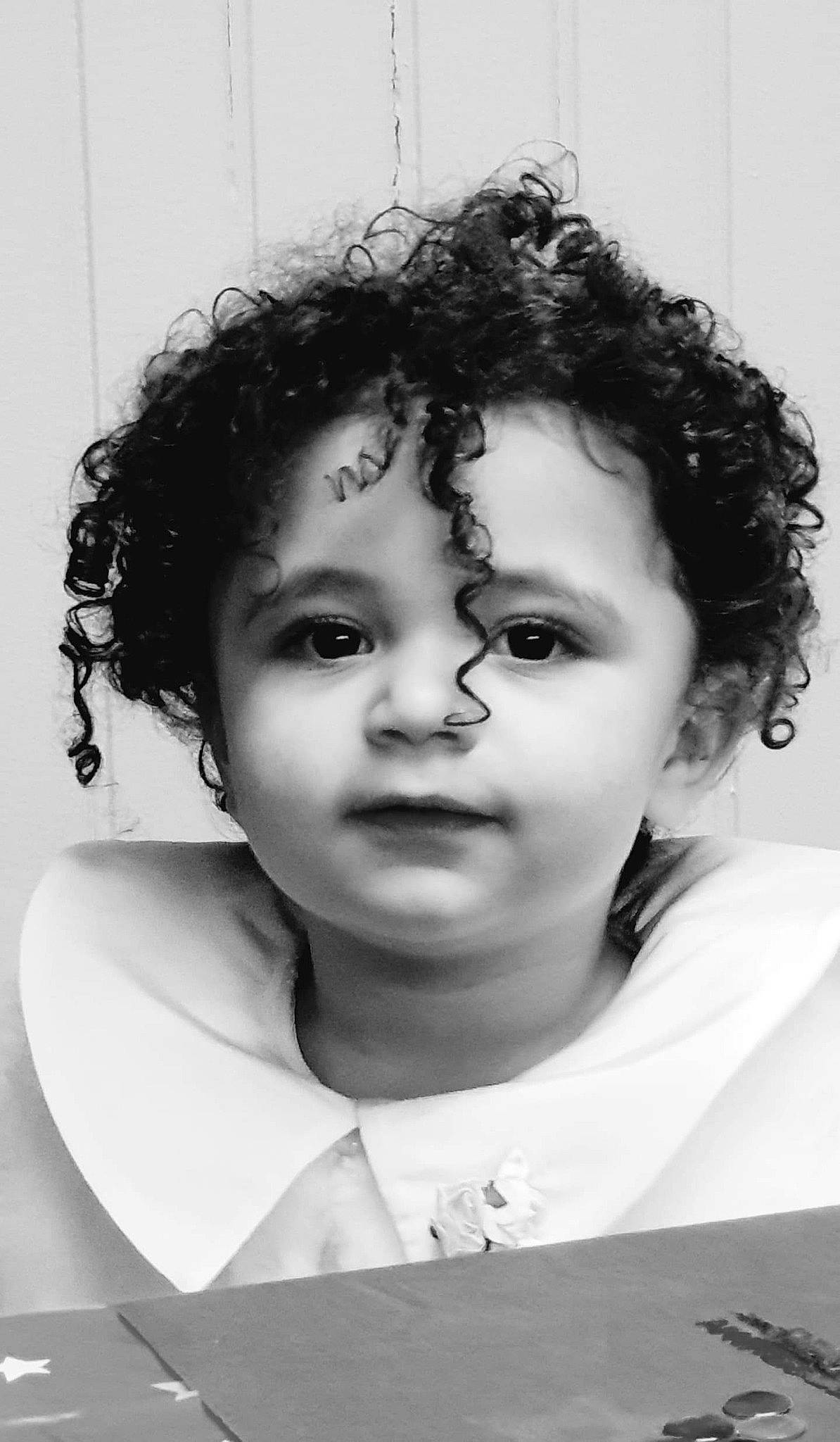 Diyana participe au concours pour gagner de l&#x27;argent avec cette photo : black_and_white, black_hair, cheek, child, chin, eyebrow, face, forehead, hair, hairstyle, head, lip, monochrome, monochrome_photography, nose, person, photograph, photography, portrait, portrait_photography