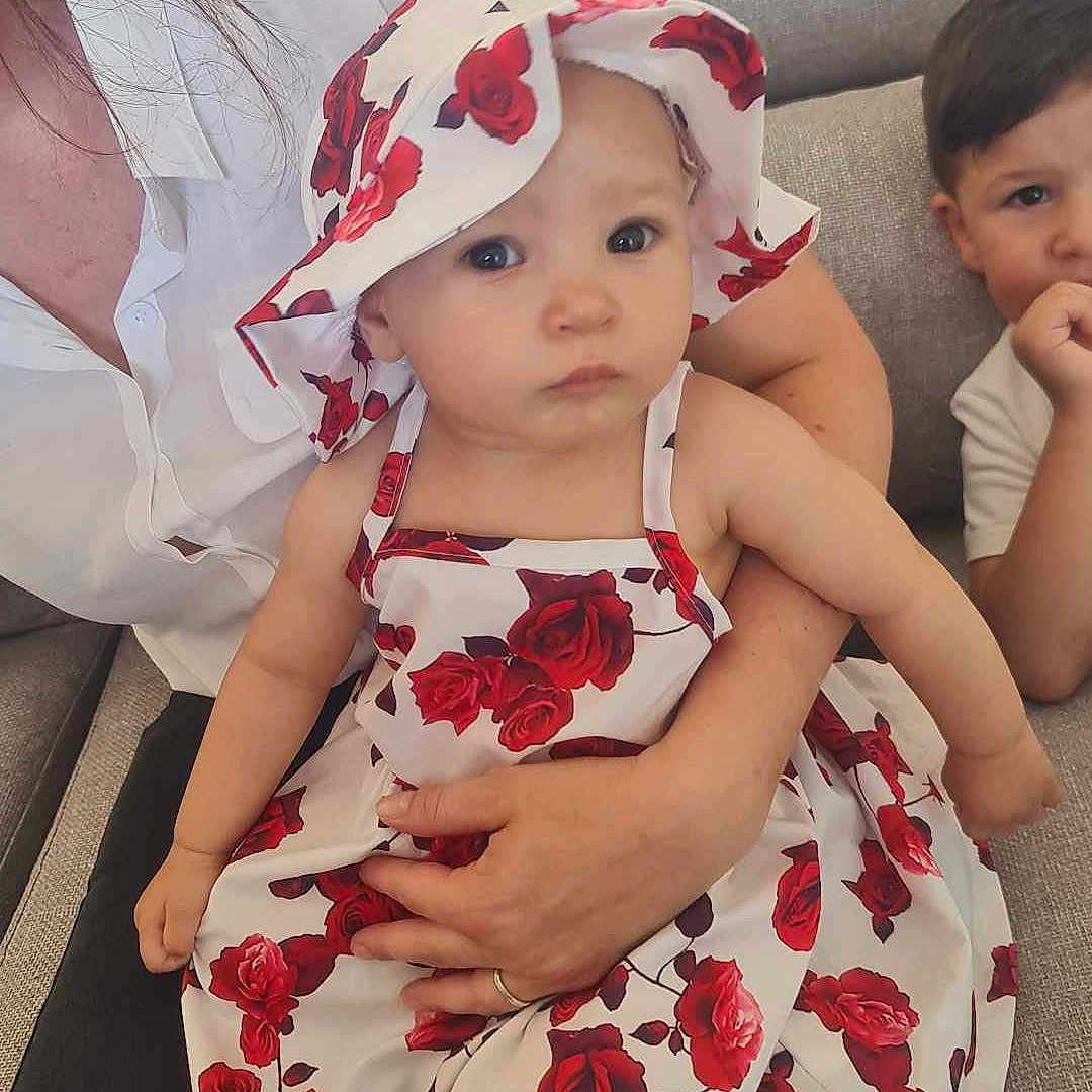 Louisa a rejoint le concours — aidez-le/la à gagner de superbes lots ! accessories, baby, boy, child, clothing, dress, face, flower, hat, head, jewelry, male, people, person, photography, plant, portrait, ring, rose, sleeve