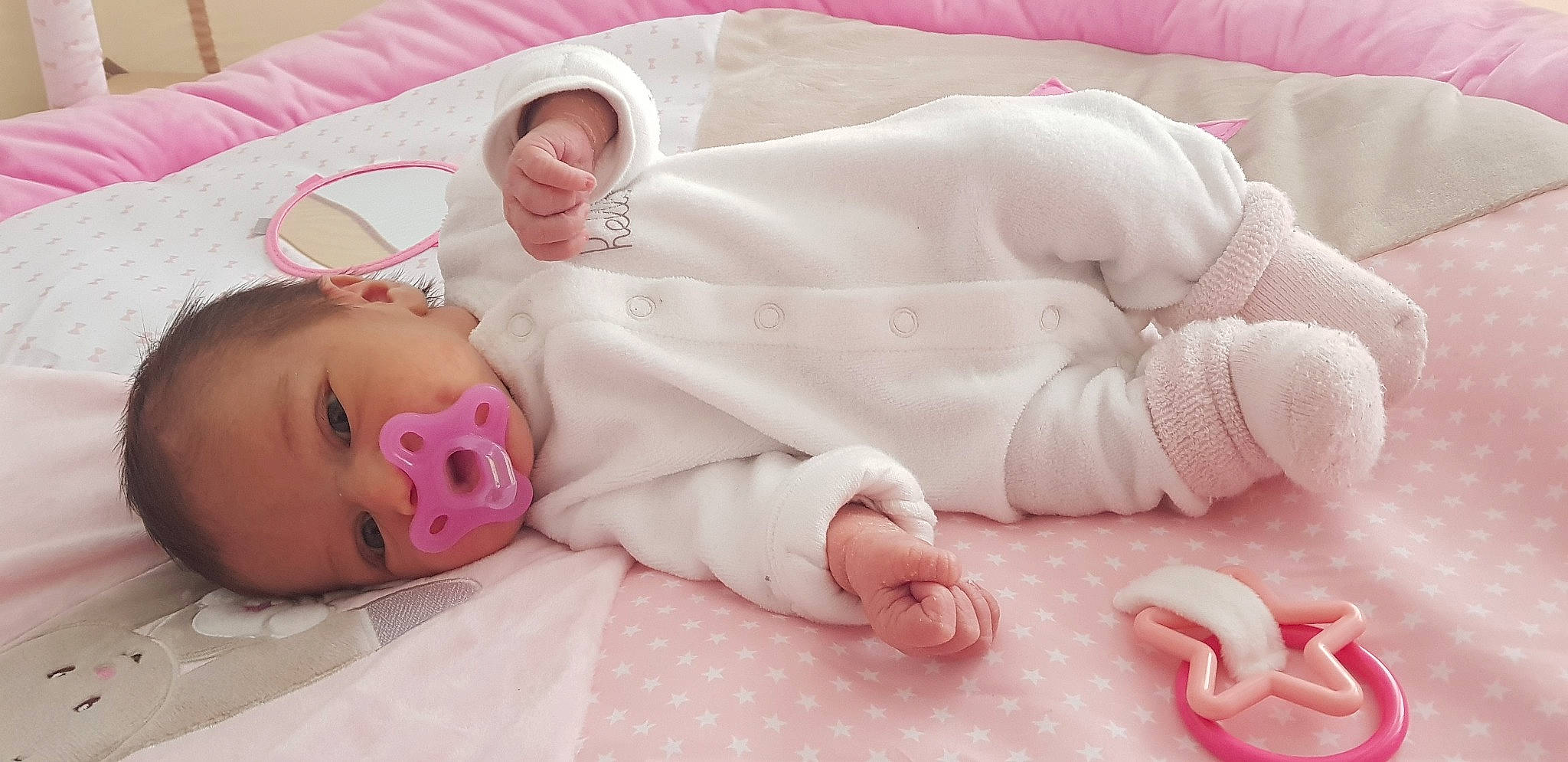 Chiara participe au concours pour gagner de l'argent avec cette photo : baby, baby_sleeping, baby_toddler_clothing, beauty, cheek, comfort, eyebrow, face, finger, gesture, hand, lip, mouth, nail, nose, person, pink, skin, sleeve, textile
