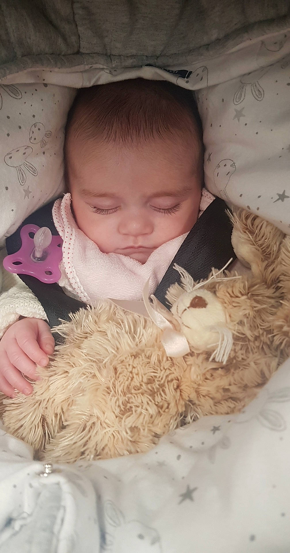 Chiara a rejoint le concours — aidez-le/la à gagner de superbes lots ! baby, baby_products, baby_toddler_clothing, cheek, child, comfort, fur, headgear, iris, linens, pattern, person, portrait_photography, product, room, sitting, skin, textile, toddler, wood