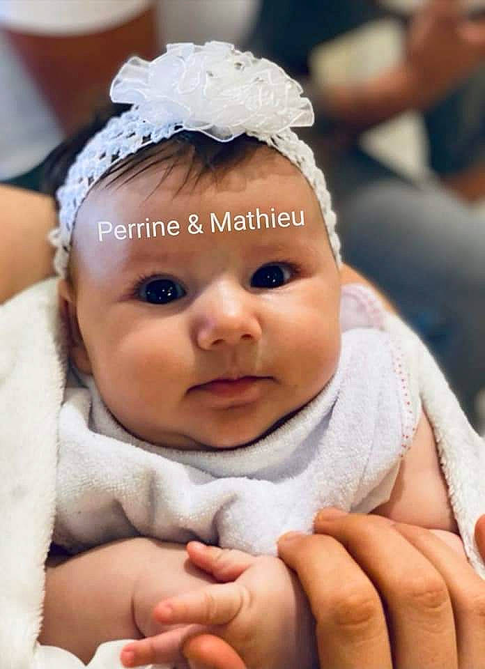 Youliya participe au concours pour gagner de l'argent avec cette photo : baby, baby_making_funny_faces, cheek, child, fashion_accessory, finger, hair_accessory, headband, headgear, headpiece, person, skin, toddler
