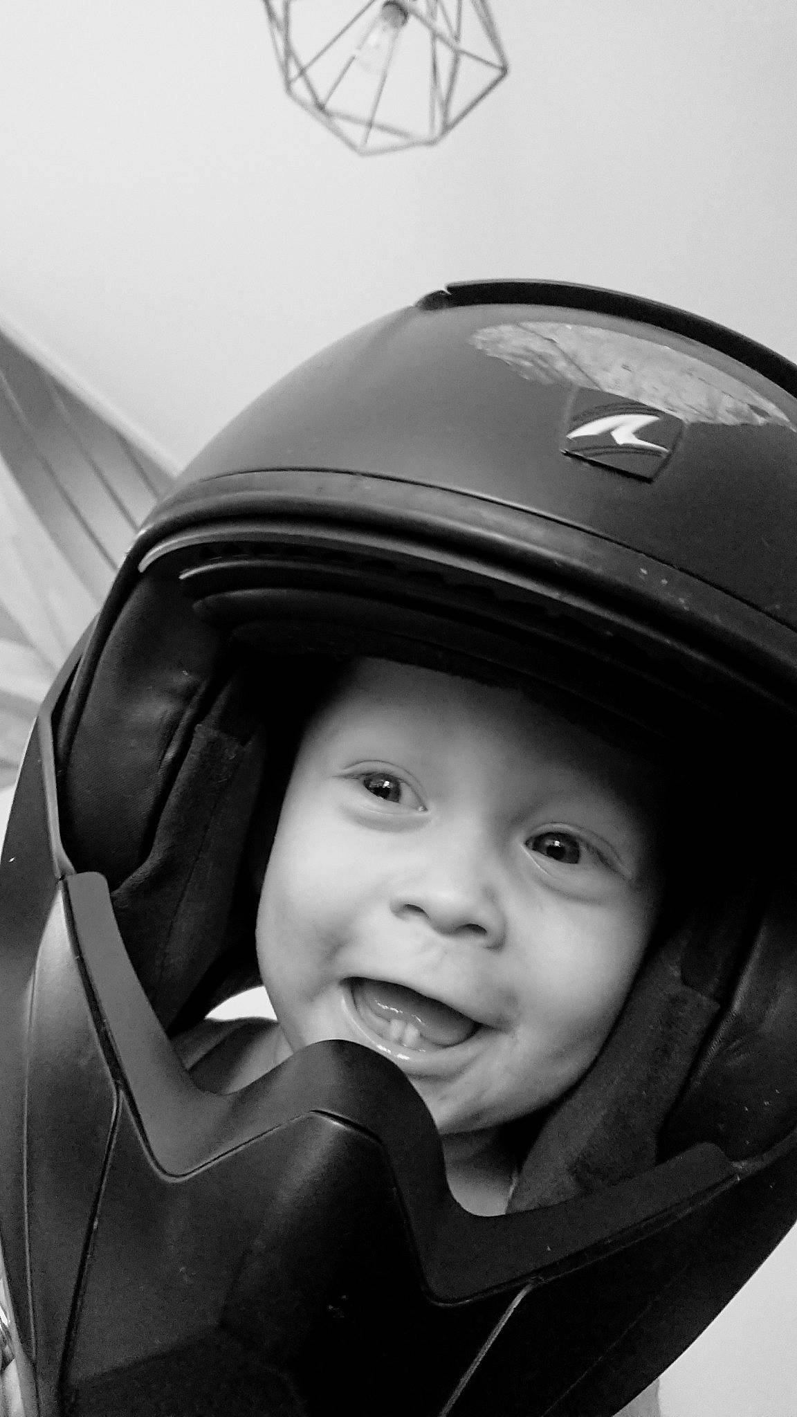 Nolhan a rejoint le concours — aidez-le/la à gagner de superbes lots ! auto_part, automotive_design, automotive_exterior, baby, child, cool, electric_blue, face, fashion_accessory, flash_photography, happy, headgear, headwear, helmet, monochrome_photography, motor_vehicle, person, personal_protective_equipment, smile, sports_gear