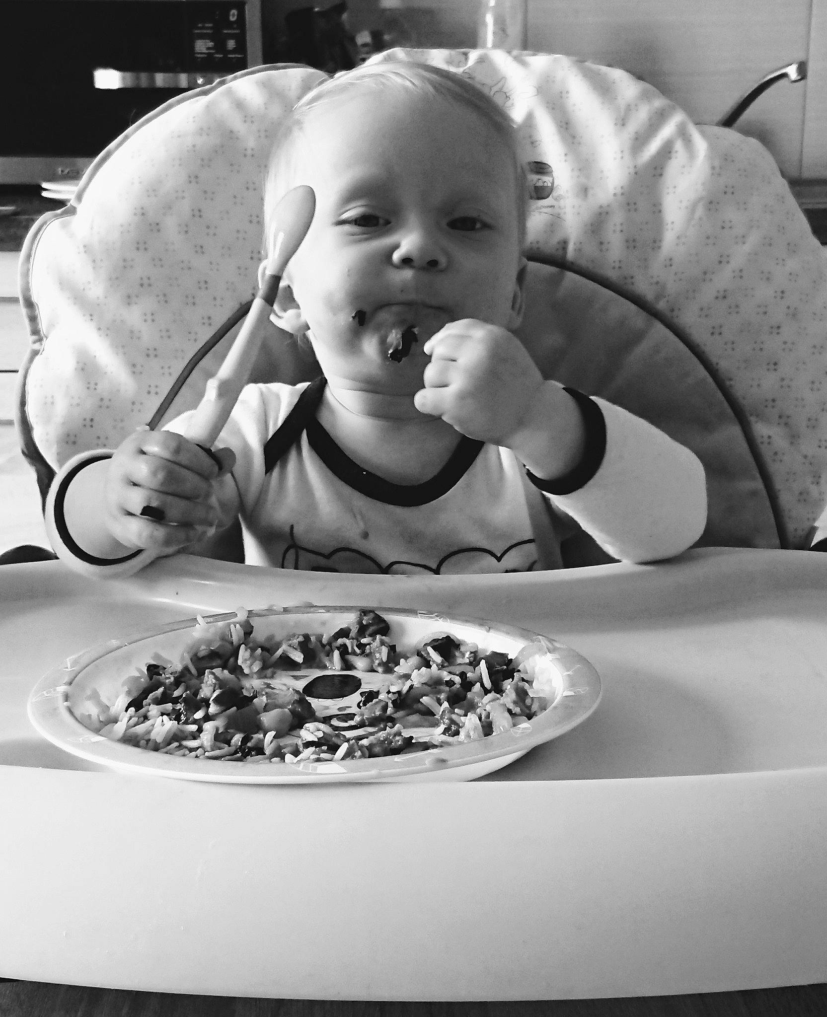 Nolhan participe au concours pour gagner de l'argent avec cette photo : baby, black, black_and_white, chair, dishware, drinkware, eye, food, food_craving, happy, head, monochrome, person, photograph, plate, serveware, style, table, tableware, toddler