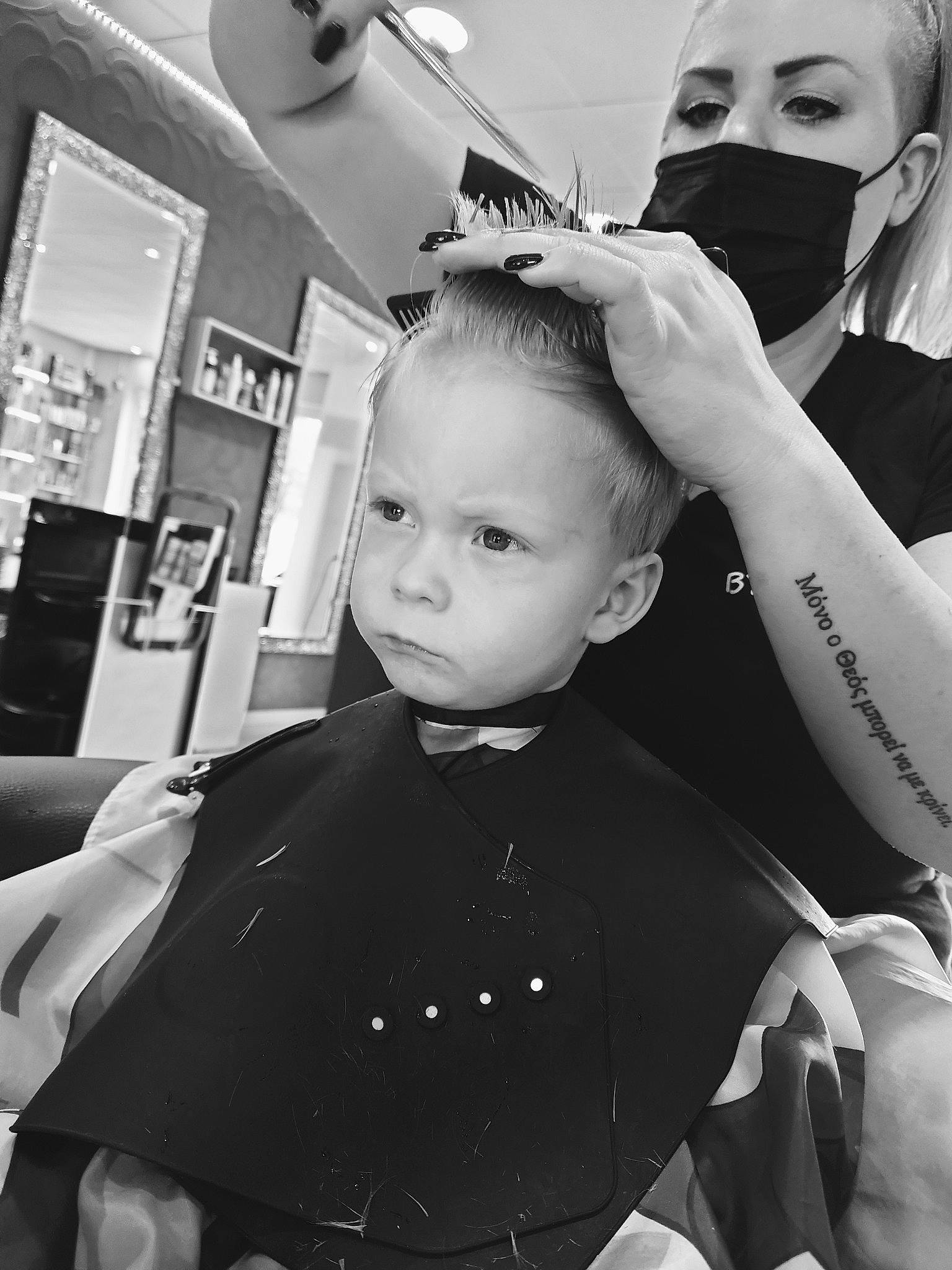 Nolhan participe au concours pour gagner de l'argent avec cette photo : barber, beauty_salon, black, black_and_white, cool, eyebrow, eyelash, face, fashion_design, hairstyle, makeover, monochrome, monochrome_photography, organ, people, person, personal_grooming, photograph, snapshot, style