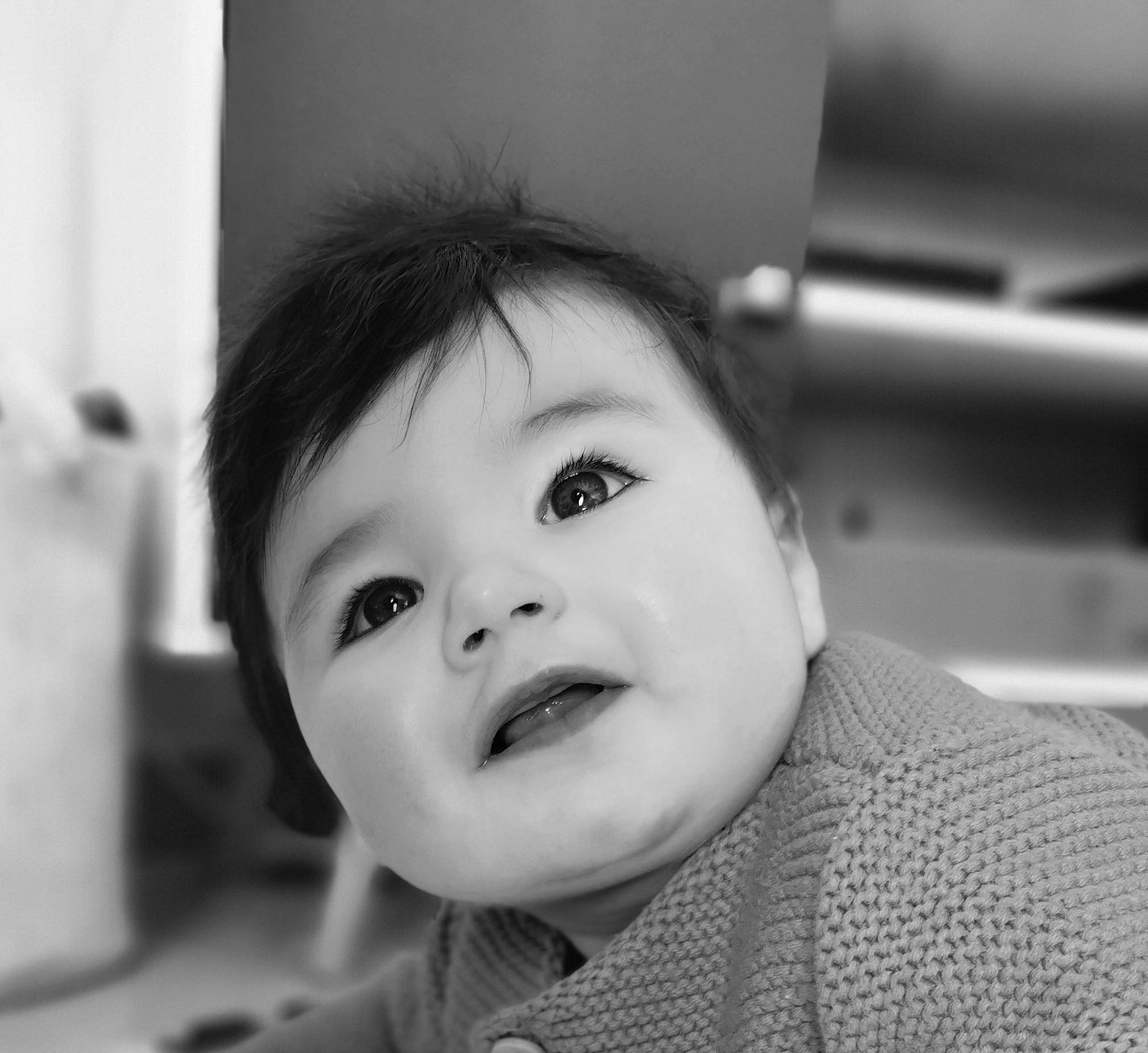 Lilou participe au concours pour gagner de l'argent avec cette photo : baby, baby_toddler_clothing, black_and_white, cheek, child, collar, ear, eyelash, flash_photography, fun, happy, iris, lip, monochrome, monochrome_photography, nose, person, portrait_photography, room, sleeve
