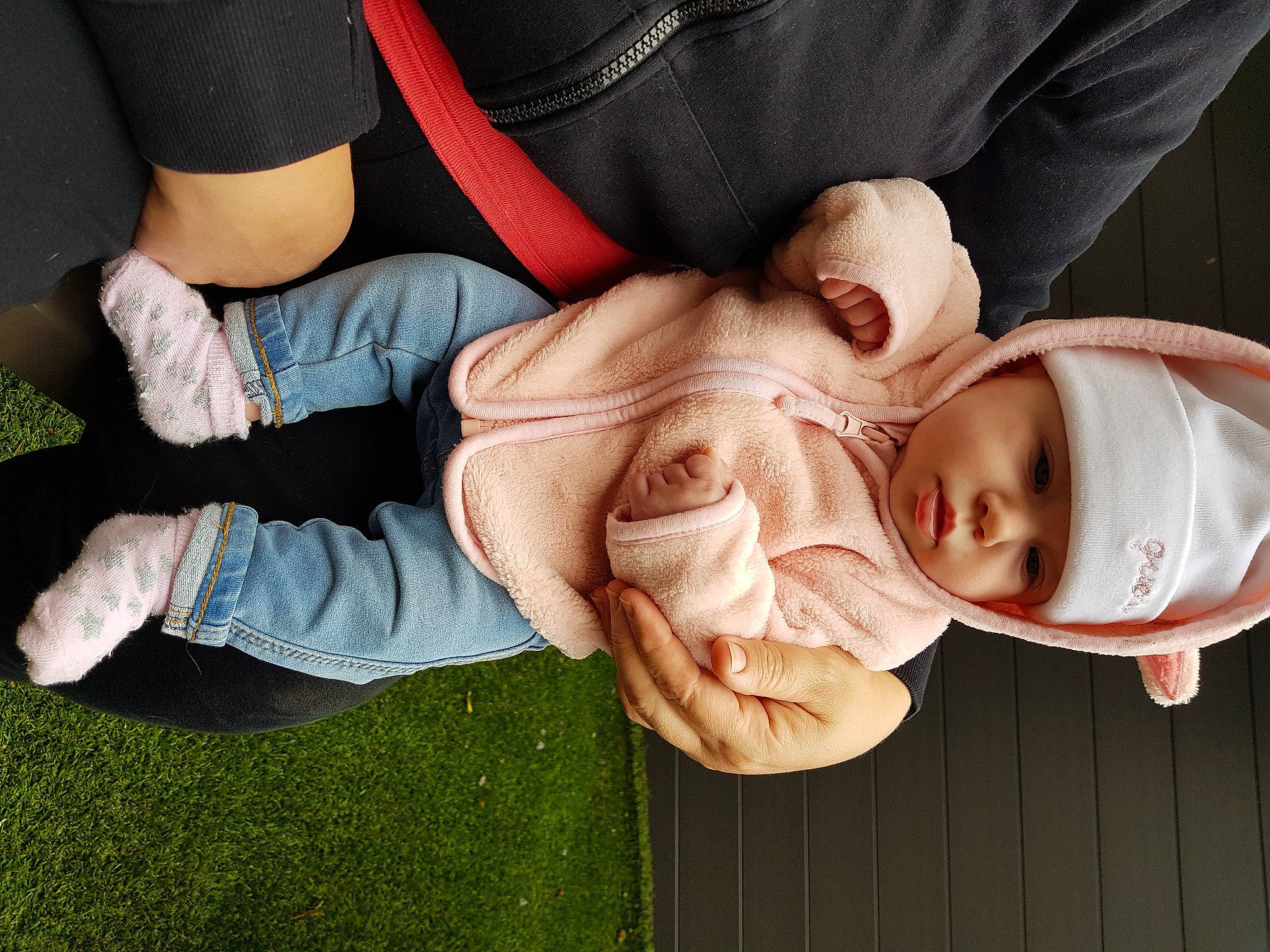Harper participe au concours pour gagner de l'argent avec cette photo : arm, child, finger, gesture, grass, hand, headwear, leg, person, photography, sitting