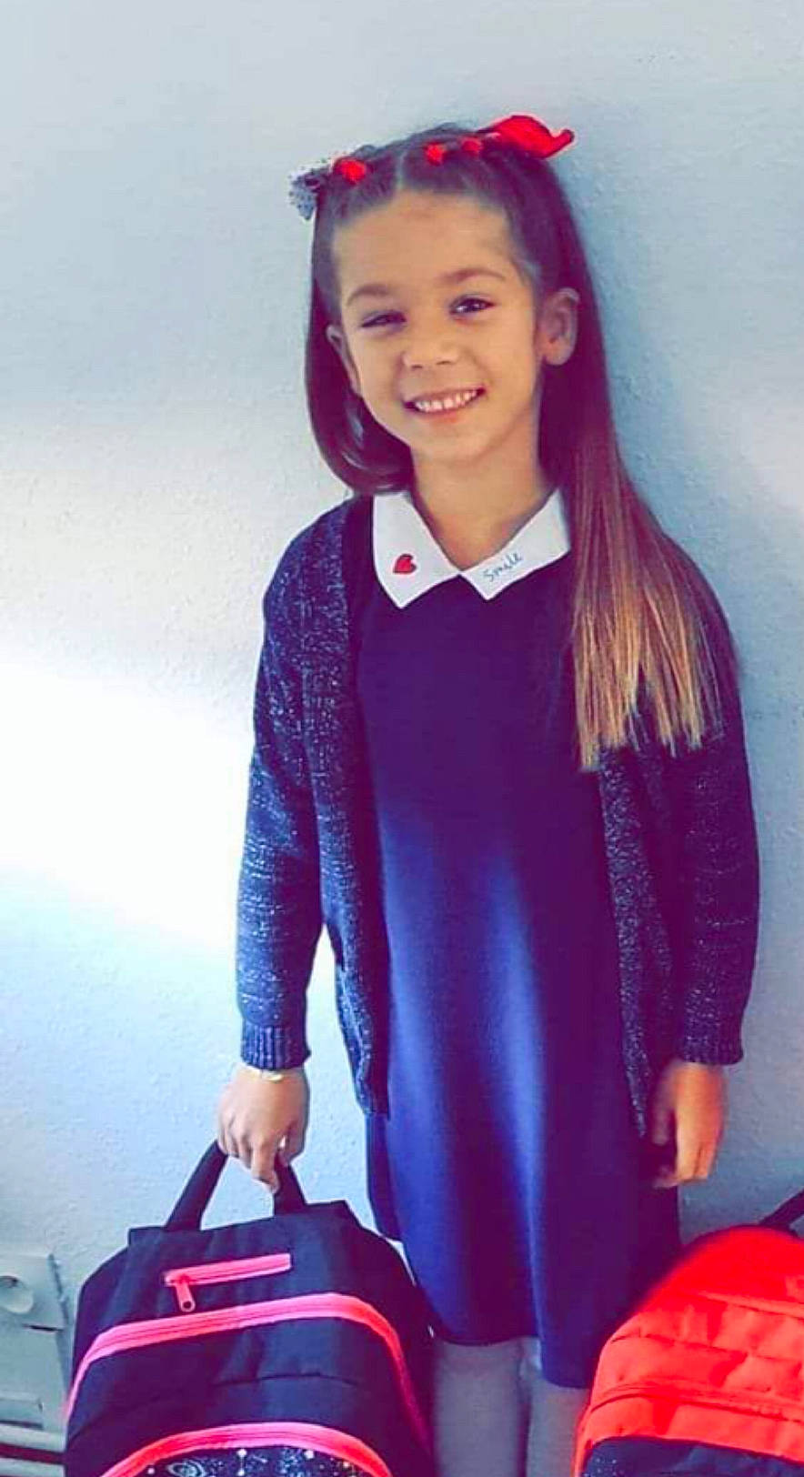 Aëlys a rejoint le concours — aidez-le/la à gagner de superbes lots ! blazer, bow_tie, child, clothing, cool, electric_blue, formal_wear, happy, headgear, joy, luggage_and_bags, neck, outerwear, person, red, school_uniform, sleeve, smile, standing, street_fashion