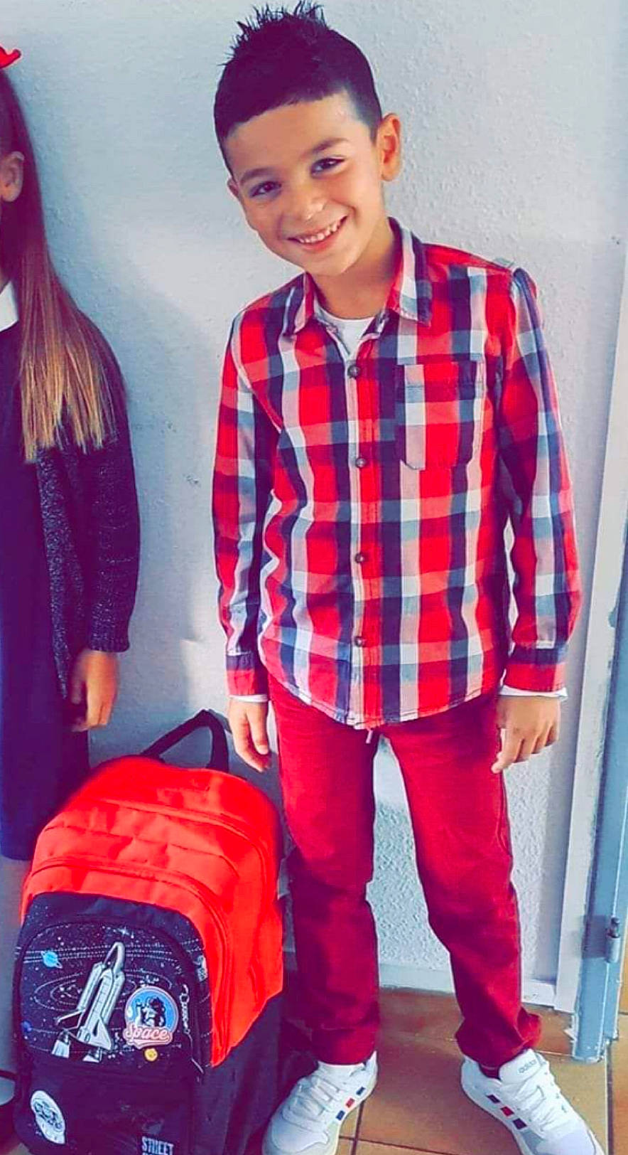 Soann a rejoint le concours — aidez-le/la à gagner de superbes lots ! collar, dress_shirt, fashion, hair, hairstyle, happy, human, joy, neck, outerwear, person, photograph, product, shoulder, sleeve, smile, standing, street_fashion, style, tartan