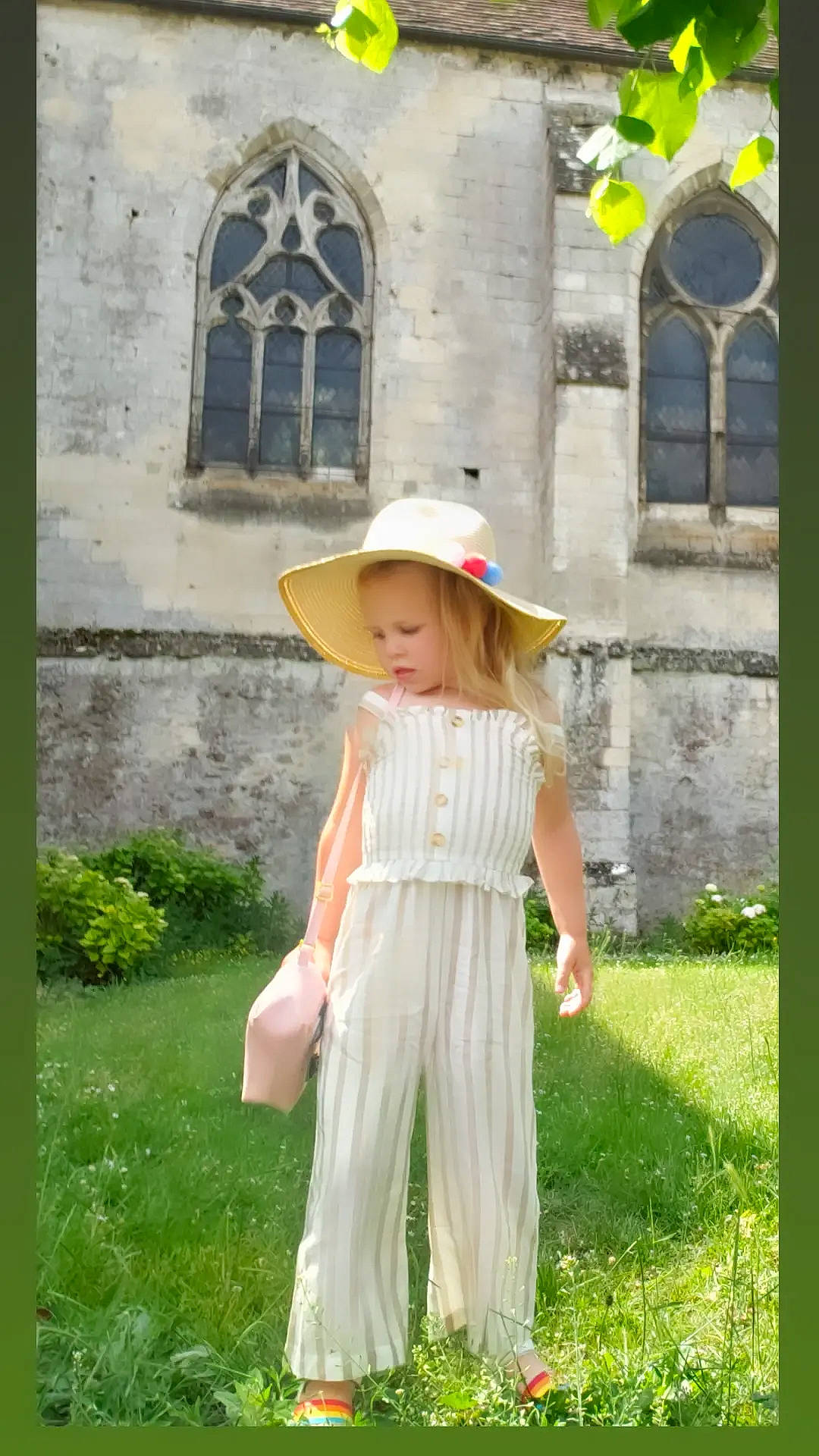 Alia a rejoint le concours — aidez-le/la à gagner de superbes lots ! beauty, fun, grass, grassland, hair, happy, hat, headgear, lawn, people_in_nature, person, pink, plant, standing, street_fashion, summer, sun_hat, toddler, waist, window