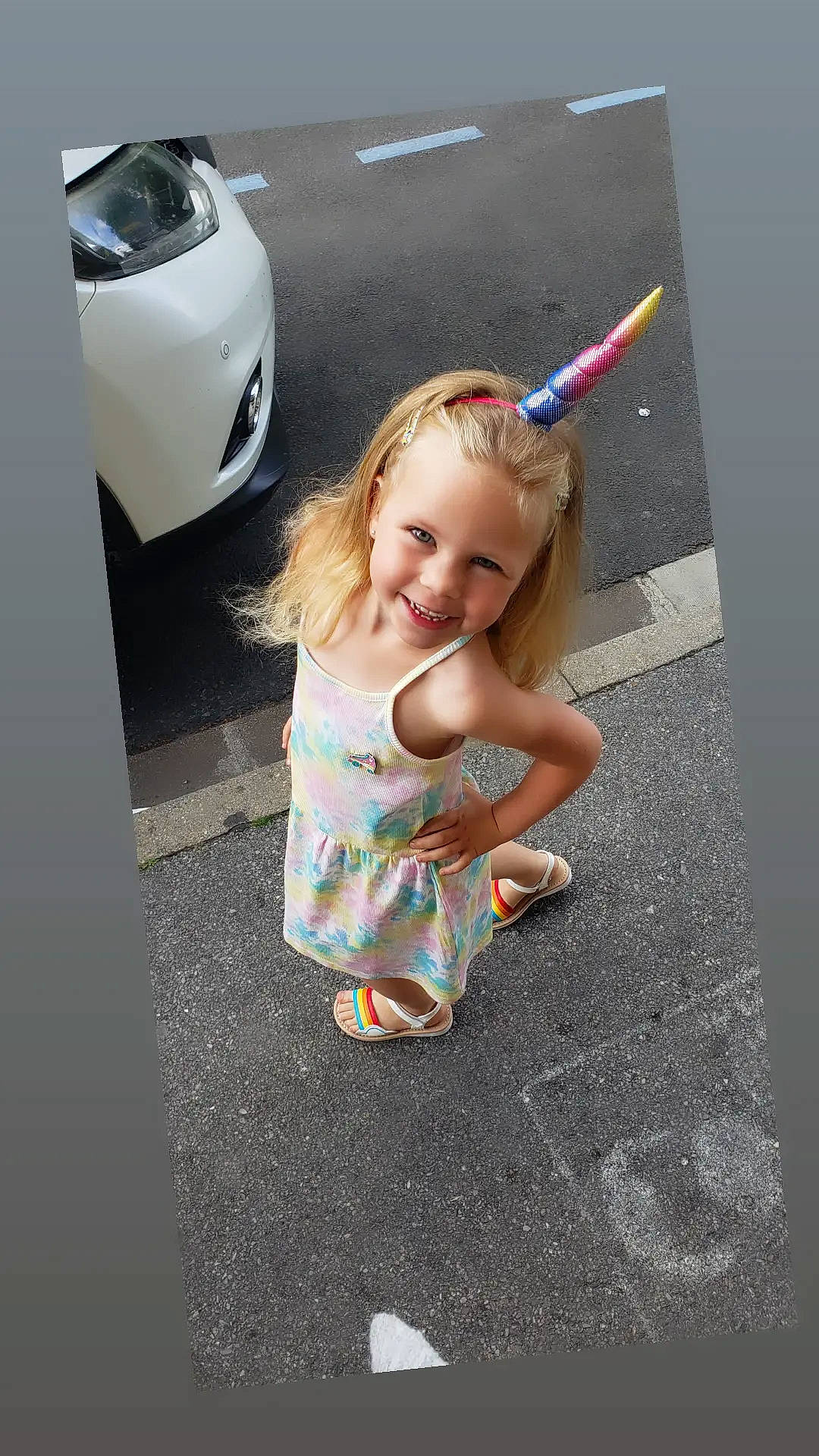 Alia participe au concours pour gagner de l'argent avec cette photo : asphalt, automotive_design, automotive_exterior, automotive_lighting, automotive_tire, baby_toddler_clothing, bumper, car, fender, happy, hood, joy, material_property, motor_vehicle, person, personal_luxury_car, product, road_surface, smile, tire