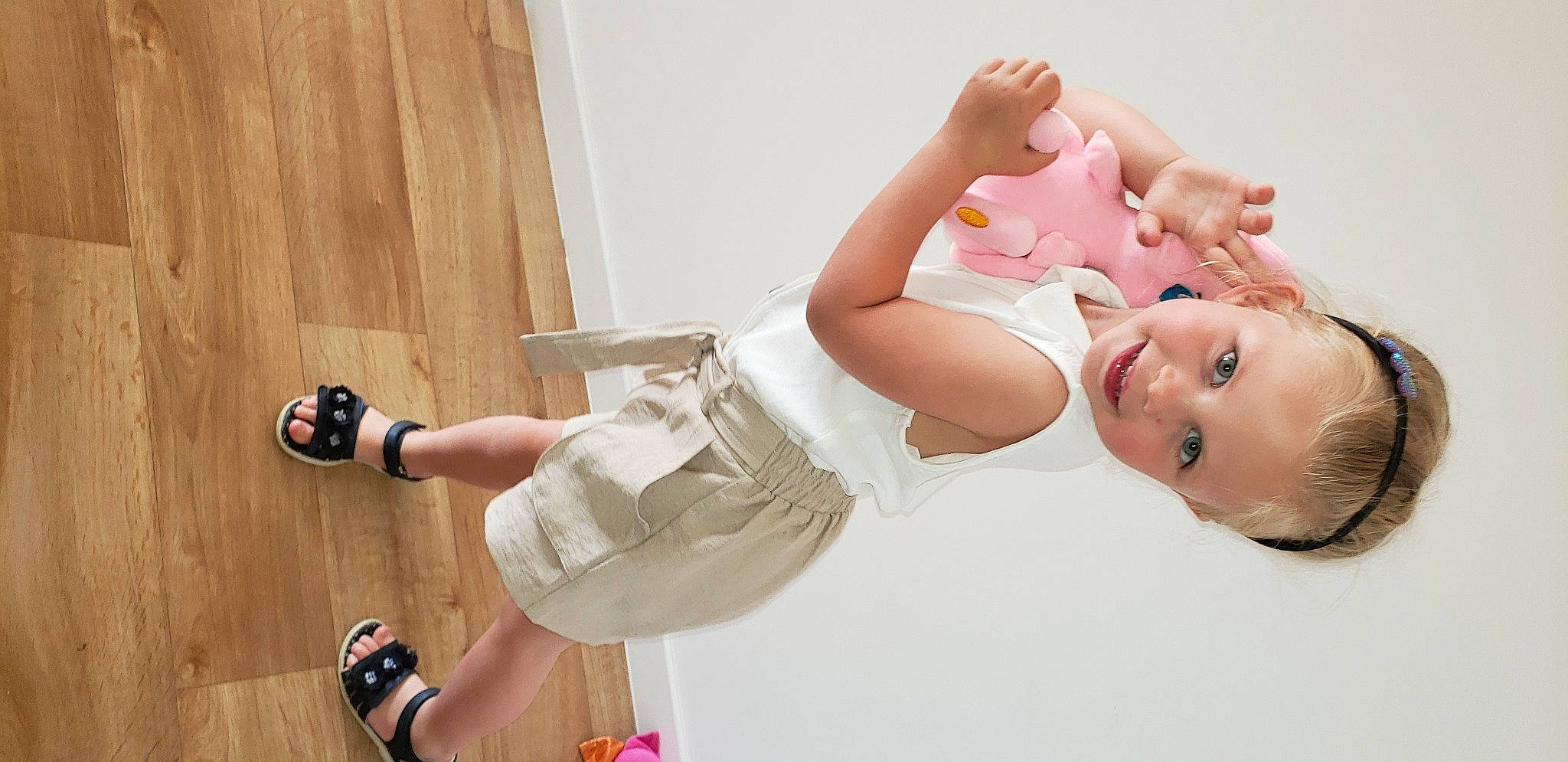 Alia a rejoint le concours — aidez-le/la à gagner de superbes lots ! baby, baby_toddler_clothing, comfort, dress, elbow, eyelash, face, finger, footwear, fun, gesture, happy, head, joint, joy, knee, leg, person, shoulder, skin