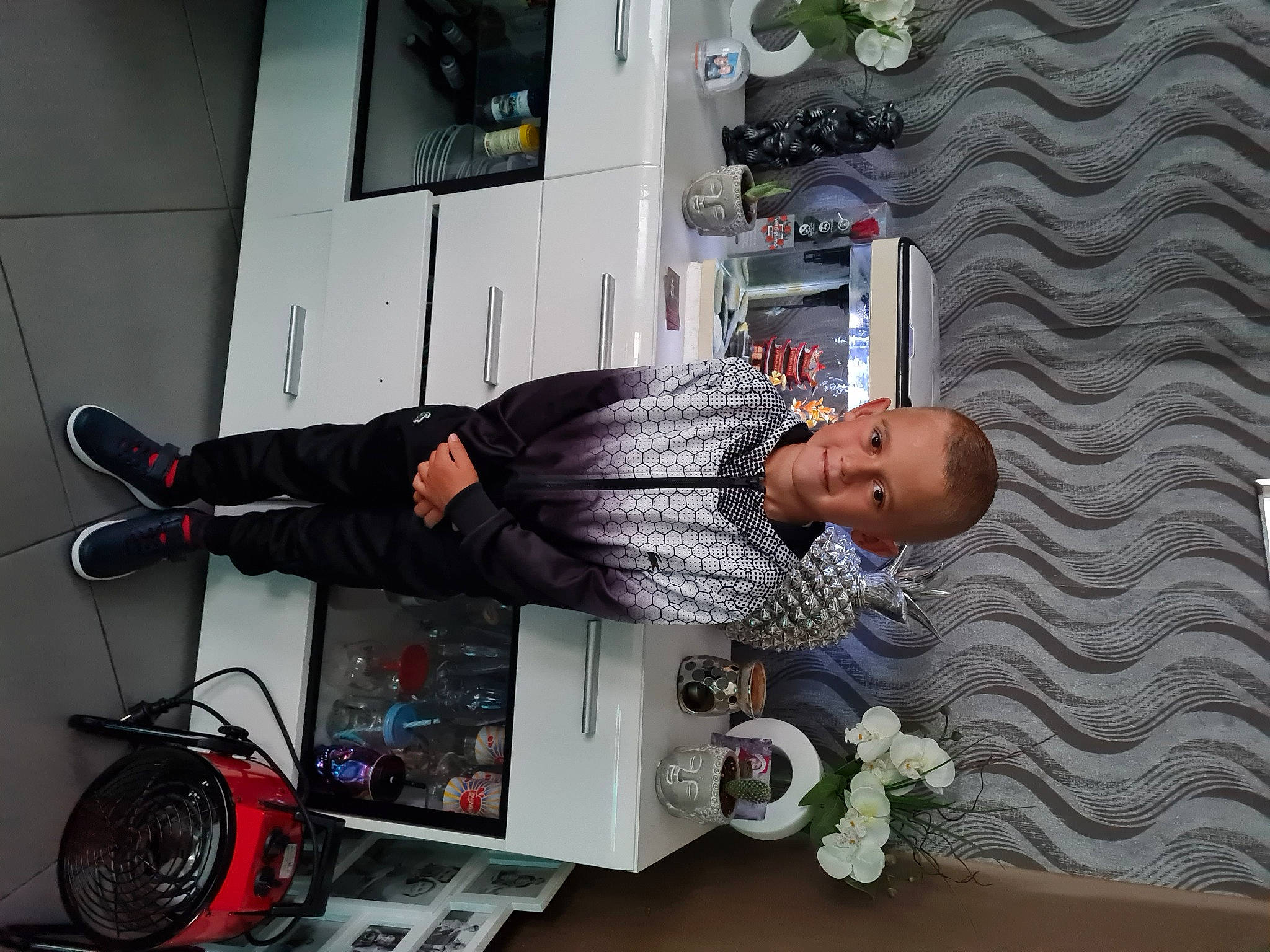 Timéo a rejoint le concours — aidez-le/la à gagner de superbes lots ! audio_equipment, cable, electrical_wiring, electronic_device, electronics, engineering, home_appliance, jacket, joy, machine, person, plant, room, t_shirt, technology, white, wire