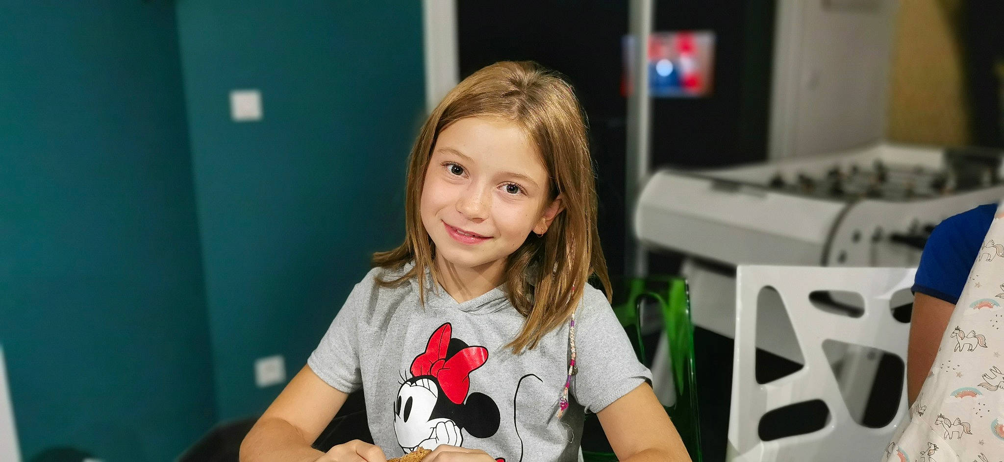 Kim participe au concours pour gagner de l'argent avec cette photo : chair, child, engineering, event, fun, happy, joy, leisure, person, recreation, room, sitting, sleeve, smile, t_shirt, toddler