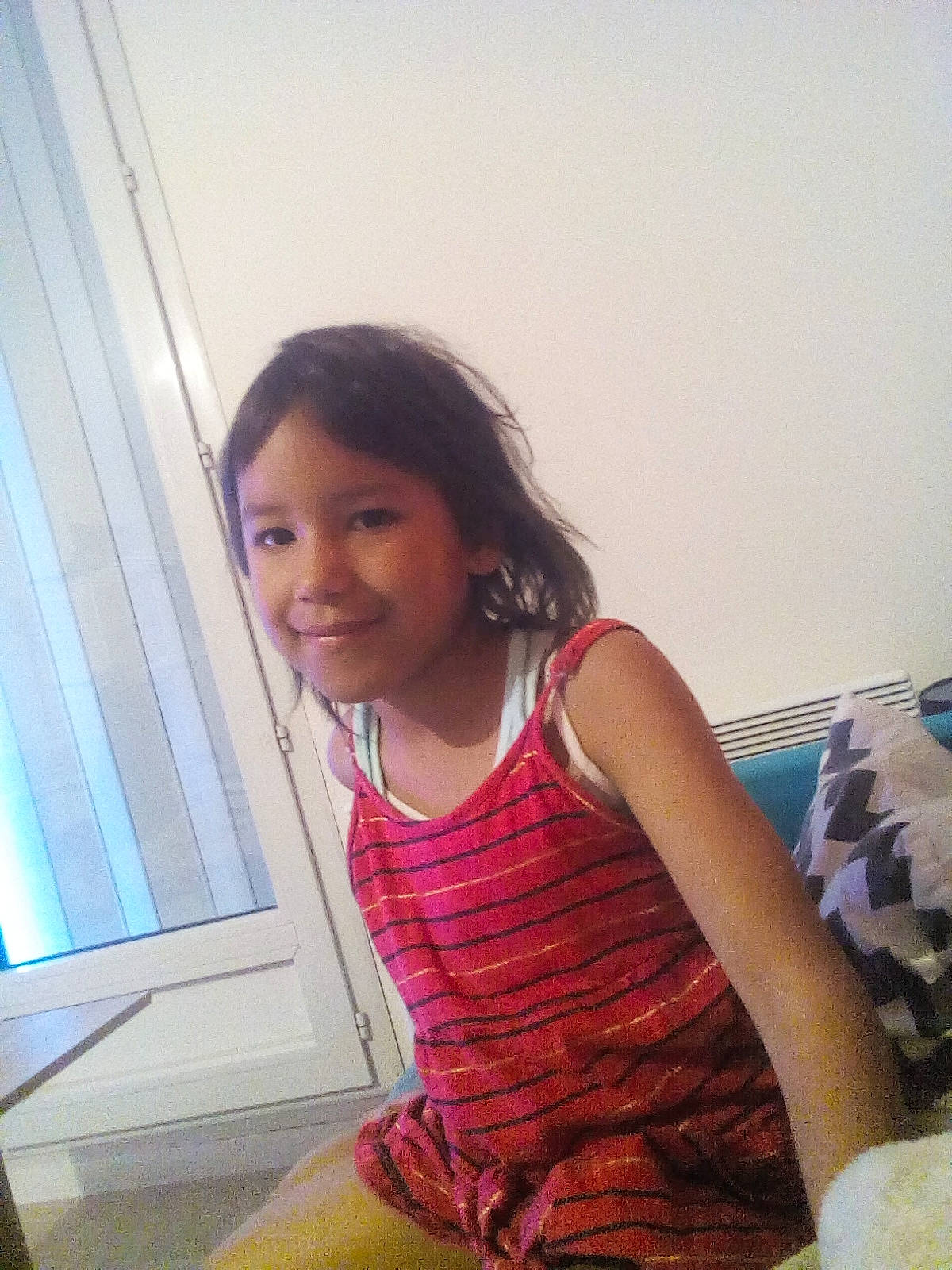 Laura participe au concours pour gagner de l'argent avec cette photo : arm, black_hair, joy, leg, person, shoulder, sitting, smile, thigh