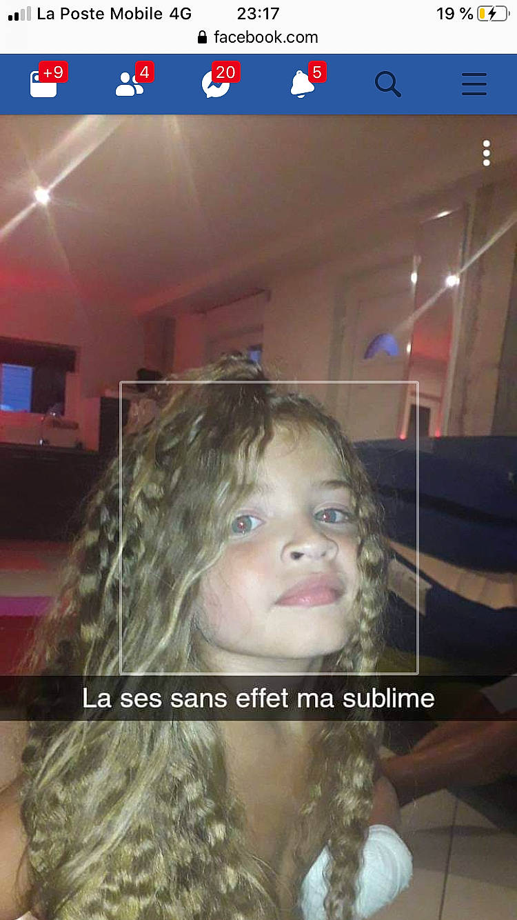 Sublime a rejoint le concours — aidez-le/la à gagner de superbes lots ! black_hair, child, chin, face, forehead, hair, hair_coloring, hairstyle, head, jaw, long_hair, nose, person, photo_caption, photography, selfie, smile, toddler