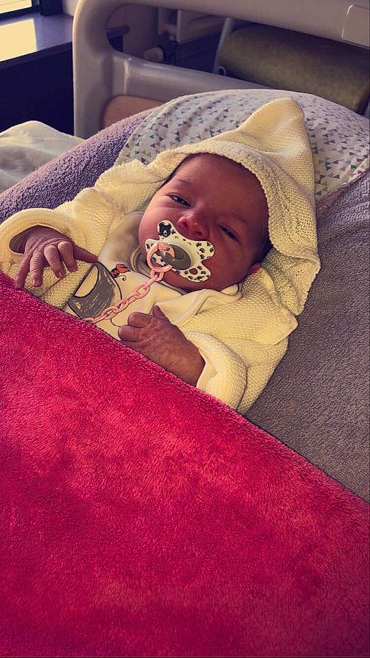 Carla participe au concours pour gagner de l'argent avec cette photo : baby, baby_sleeping, bedtime, birth, blanket, child, childbirth, comfort, headwear, linens, mouth, nap, person, skin, sleep, textile, toddler