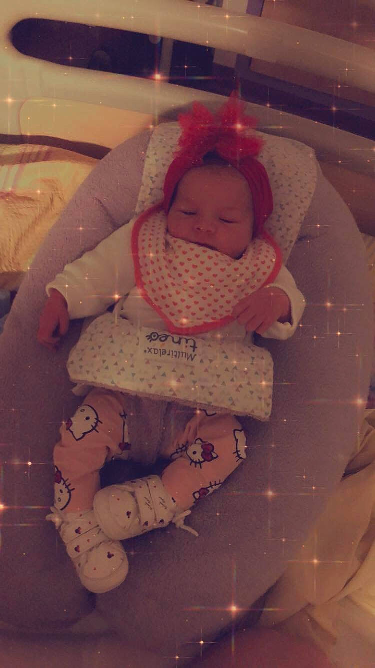 Carla a rejoint le concours — aidez-le/la à gagner de superbes lots ! child, person