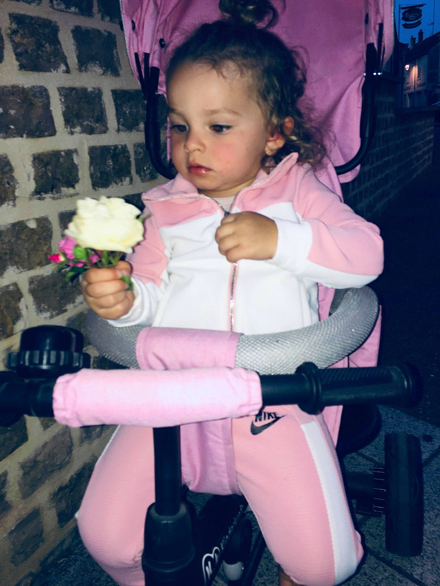 Mélya a rejoint le concours — aidez-le/la à gagner de superbes lots ! arm, child, leg, person, pink, shoe, thigh, toddler