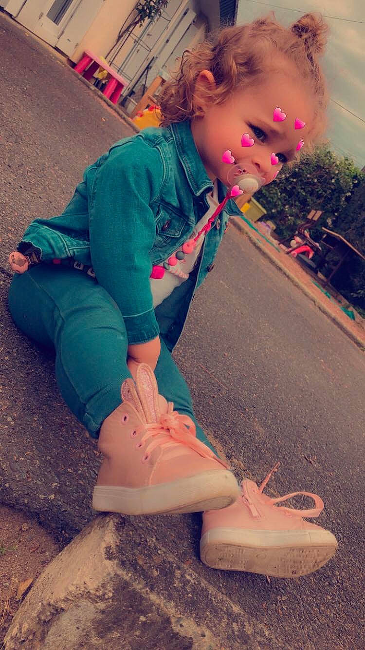 Mélya participe au concours pour gagner de l'argent avec cette photo : child, foot, footwear, leg, person, pink, play, shoe, toddler