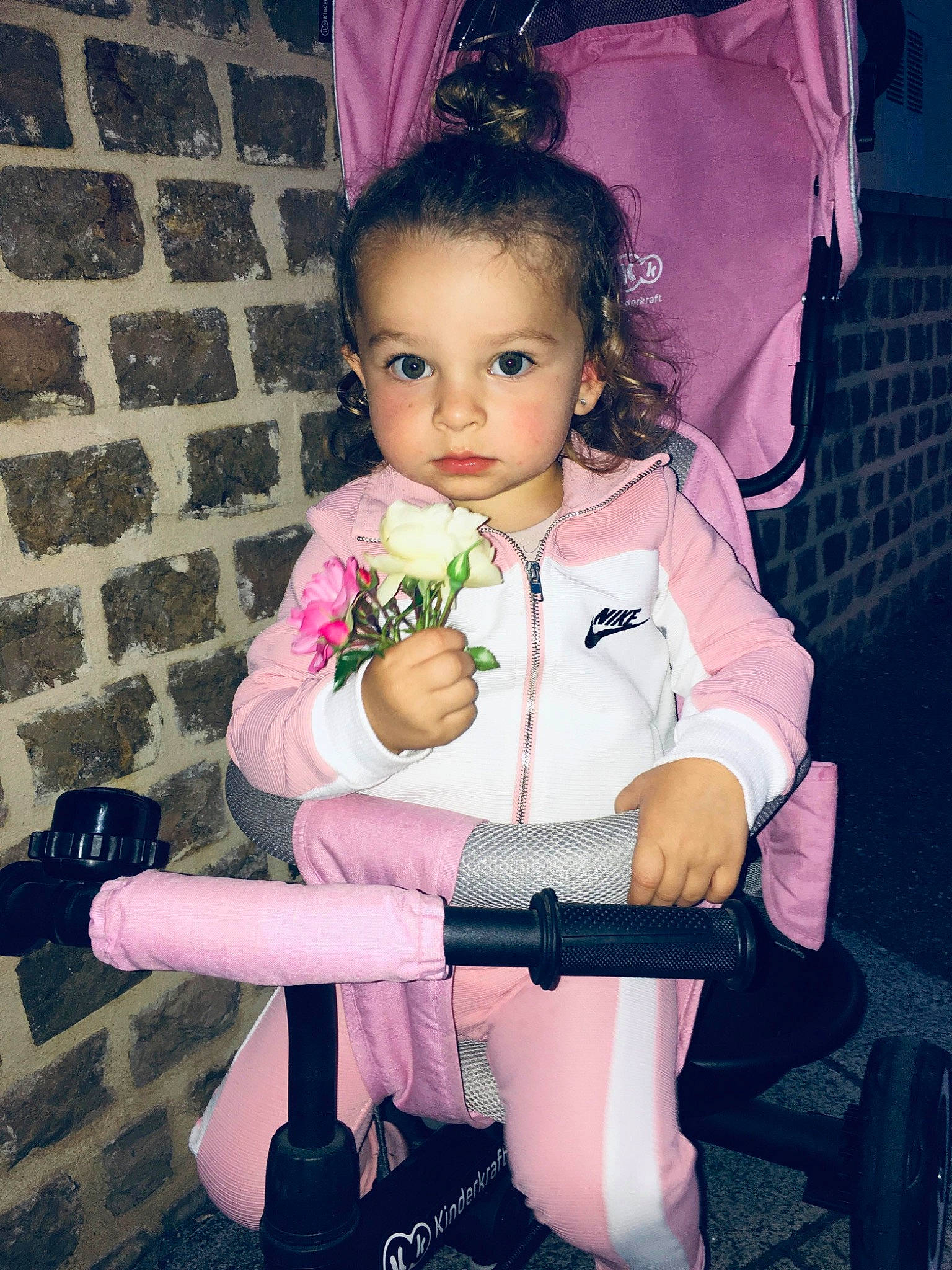 Mélya a rejoint le concours — aidez-le/la à gagner de superbes lots ! child, child_model, flower, leg, person, pink, plant, sitting, skin, smile, toddler