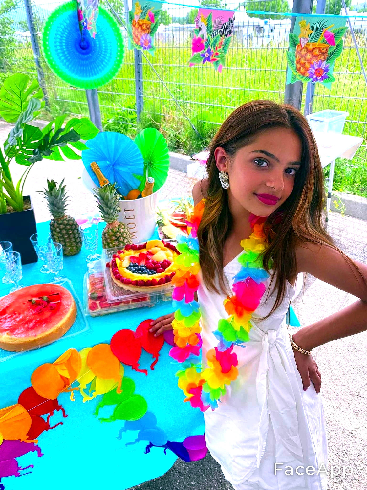 Promesse participe au concours pour gagner de l'argent avec cette photo : blue, botany, event, fashion_design, floral_design, fun, grass, green, happy, joy, leisure, nature, party_supply, people_in_nature, person, petal, pink, plant, recreation, smile