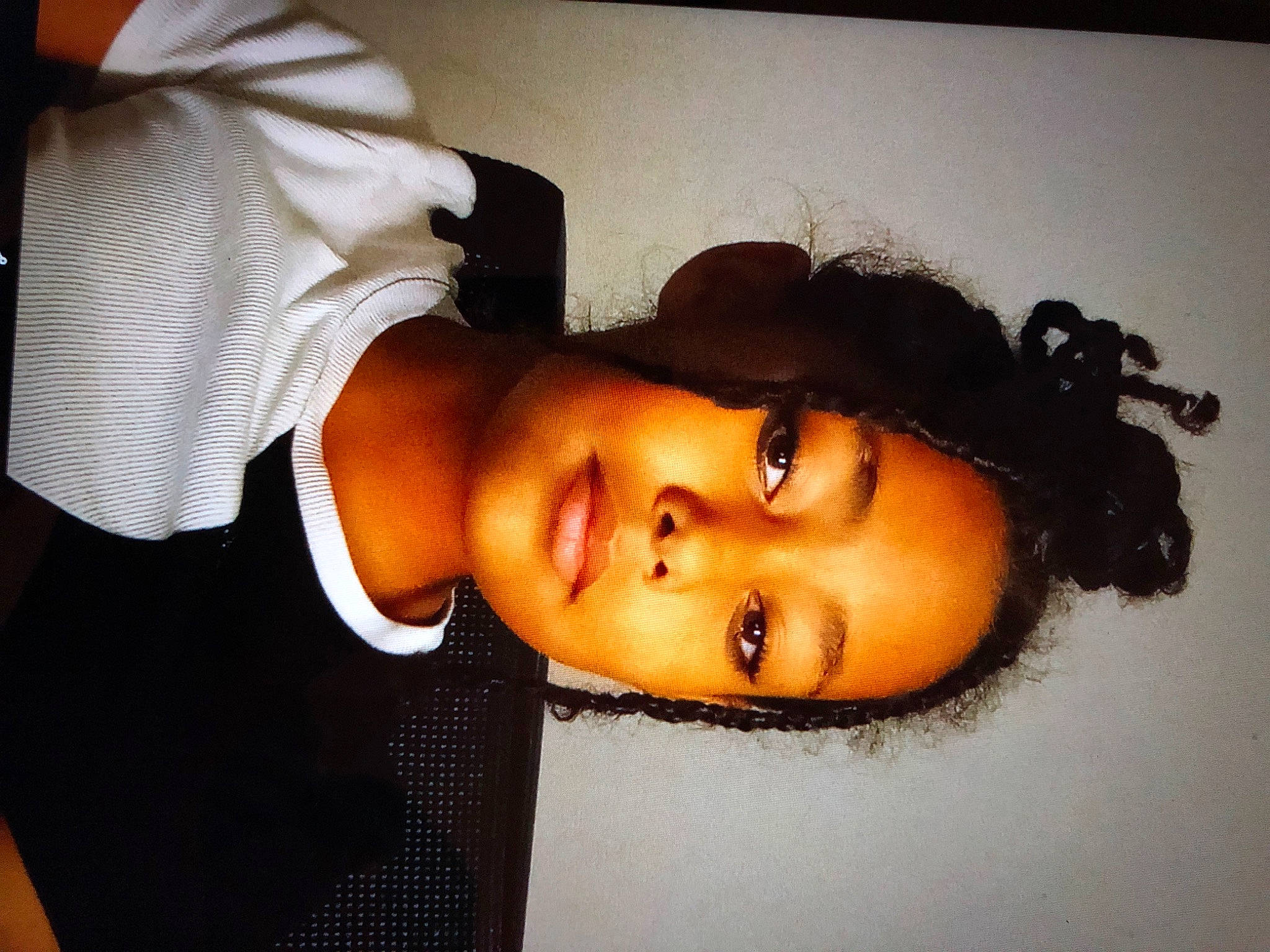 Mélody participe au concours pour gagner de l'argent avec cette photo : black_hair, chest, elbow, eyelash, eyewear, fashion_accessory, fashion_design, flash_photography, happy, headgear, jaw, jewellery, lip, mouth, neck, nose, person, room, selfie, sleeve