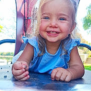 Camelia a rejoint le concours — aidez-le/la à gagner de superbes lots ! toddler, child, smiling, blue_eyes, playground, slide, outdoor, sunlight, happy, cute, blonde_hair, casual_clothing, summer, park, person, face, hand, nature, daylight, joy