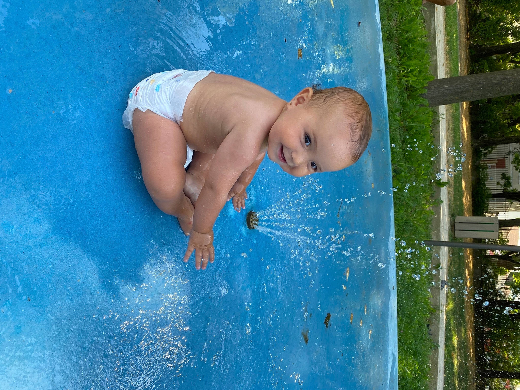Soumaya participe au concours pour gagner de l'argent avec cette photo : azure, baby, bathing, blue, body_of_water, chest, chin, daytime, fun, grass, happy, human_body, joy, leisure, nature, people, people_in_nature, person, plant, toddler