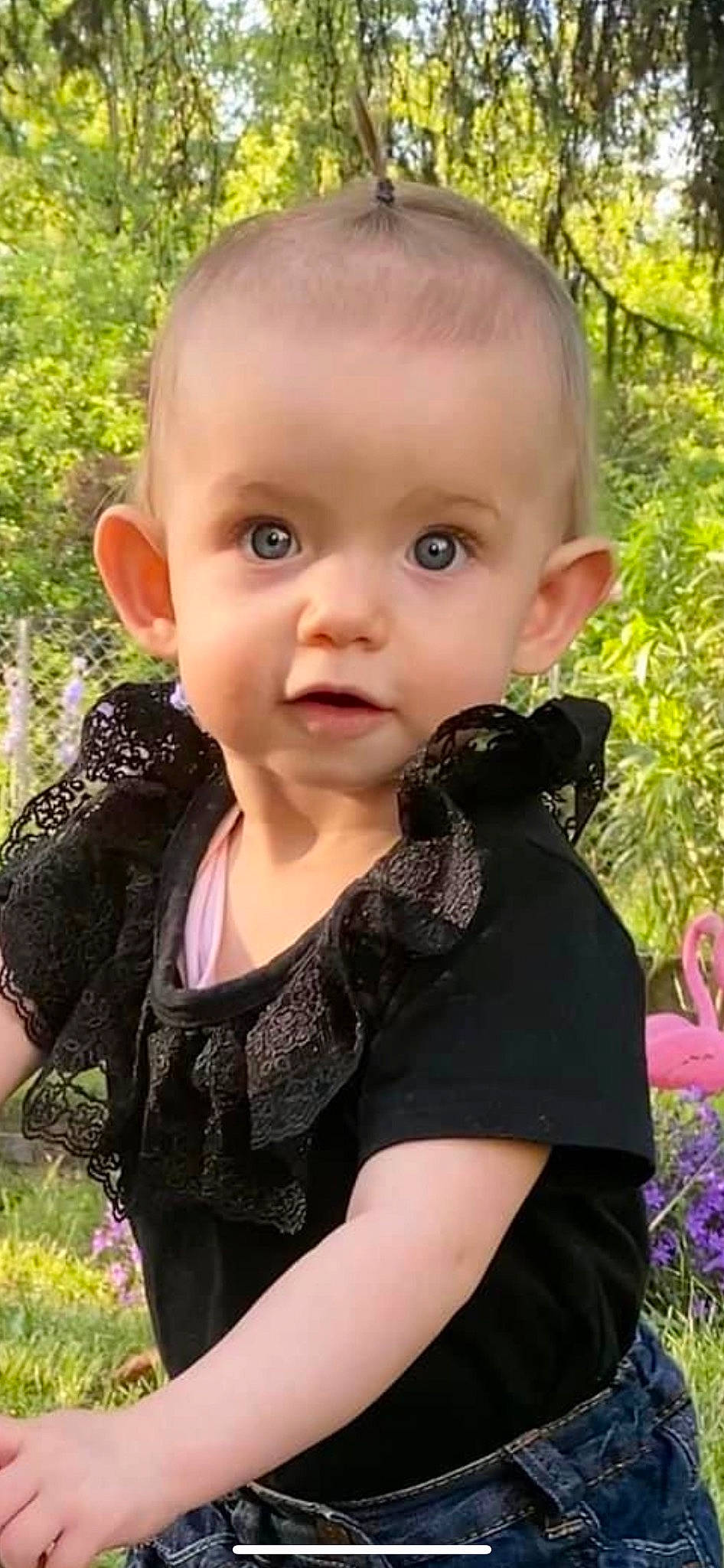 Romy a rejoint le concours — aidez-le/la à gagner de superbes lots ! baby, baby_toddler_clothing, beauty, blond, child, eyelash, garden, grass, happy, iris, lip, pattern, people_in_nature, person, pink, plant, pollinator, skin, sleeve, toddler