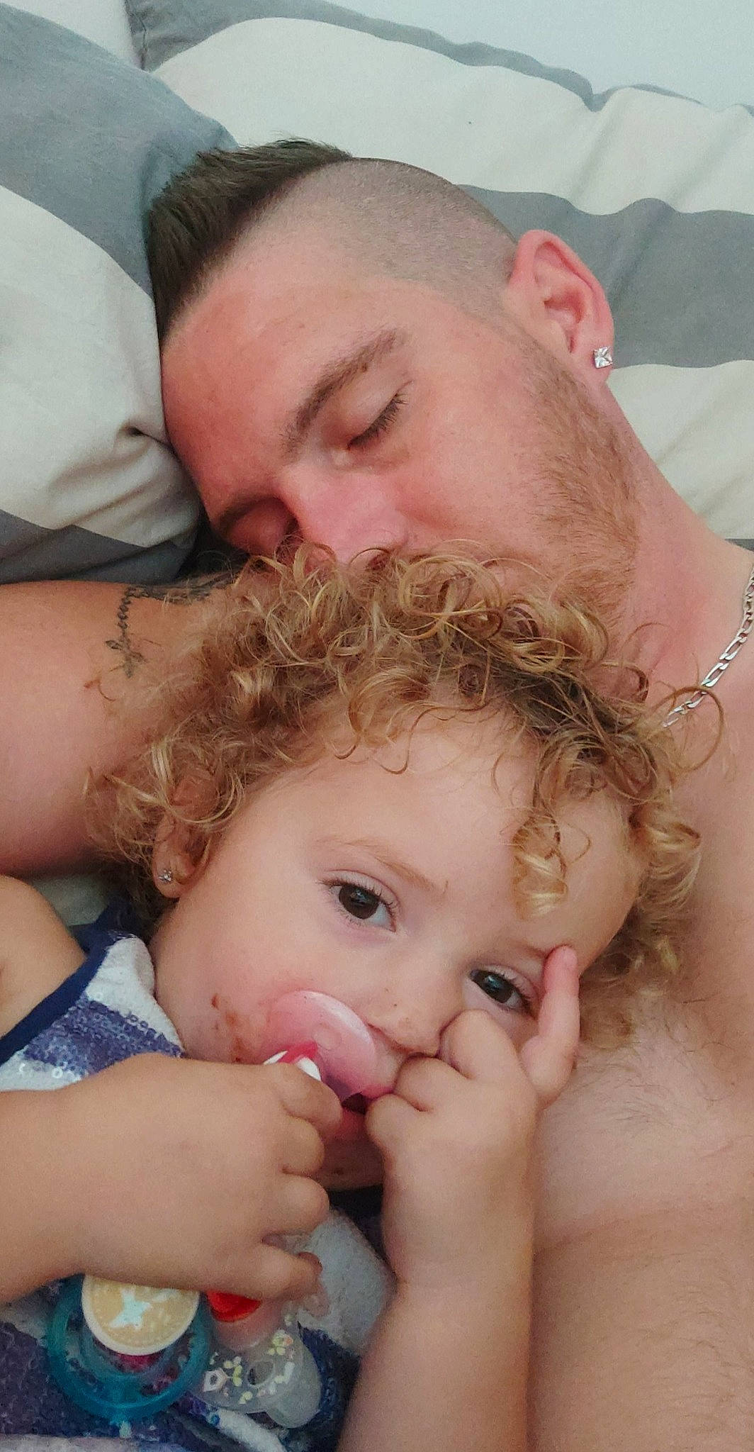 Octavia participe au concours pour gagner de l'argent avec cette photo : baby, cheek, chest, child, face, finger, gesture, hand, mouth, neck, nose, person, skin, throat, thumb, toddler