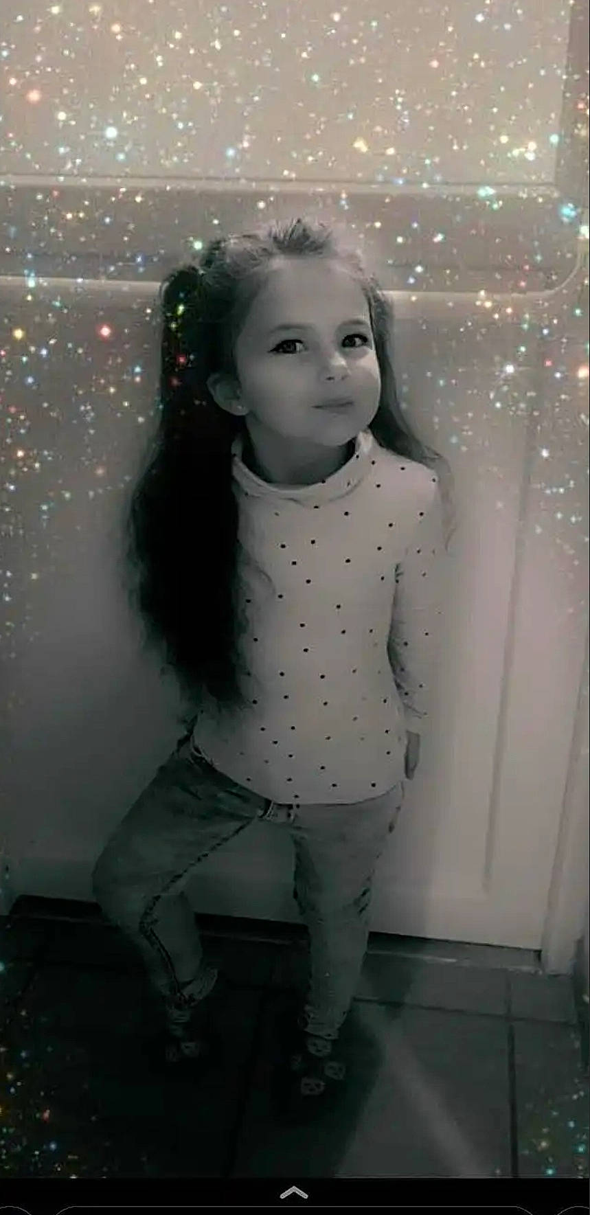 Shana participe au concours pour gagner de l'argent avec cette photo : black_and_white, child, iris, long_hair, person, photography, smile, standing