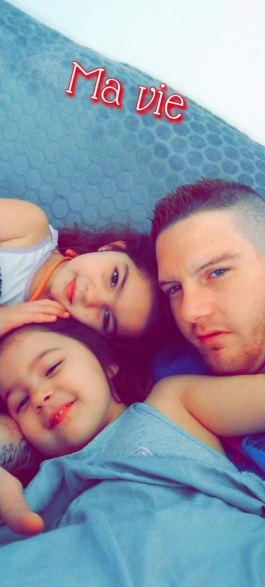 Shana participe au concours pour gagner de l'argent avec cette photo : baby, cheek, child, cool, eyebrow, face, forehead, friendship, fun, happy, head, joy, lip, love, nose, people, person, photography, selfie, skin