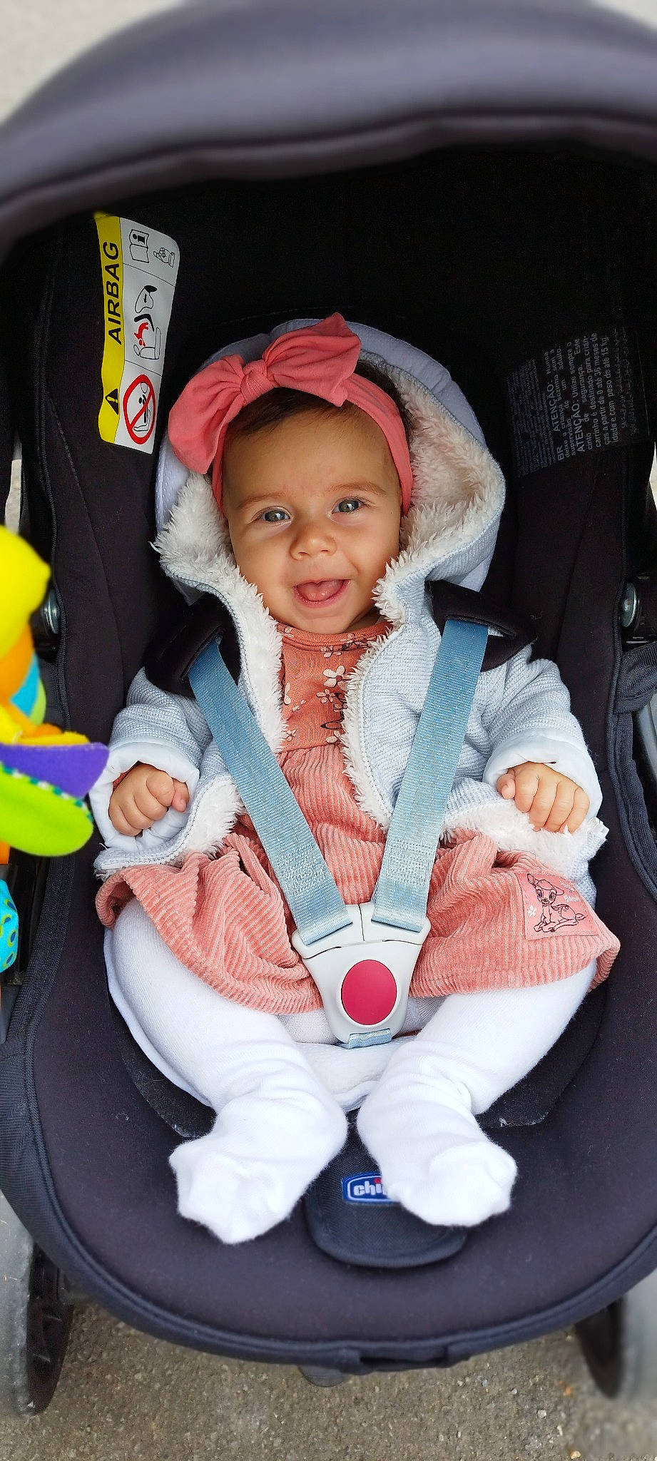 Ilyana a rejoint le concours — aidez-le/la à gagner de superbes lots ! baby, baby_carriage, baby_products, baby_safety, baby_toddler_clothing, carmine, cheek, child, costume, electric_blue, fashion_accessory, fun, happy, headwear, lap, person, pink, sitting, skin, smile