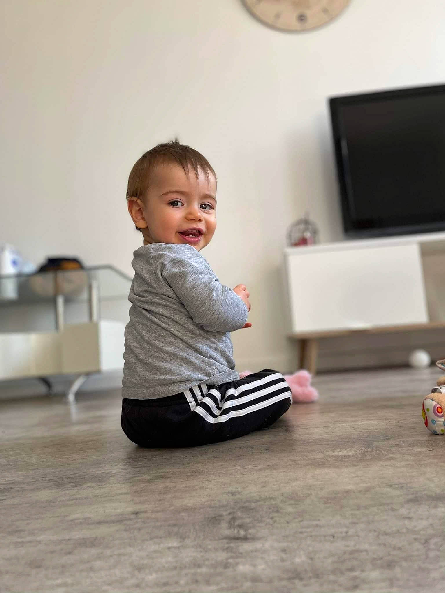 Aaron a rejoint le concours — aidez-le/la à gagner de superbes lots ! baby, baby_toddler_clothing, child, comfort, elbow, face, facial_expression, flash_photography, floor, flooring, fun, happy, hardwood, joint, knee, person, sleeve, smile, standing, toddler