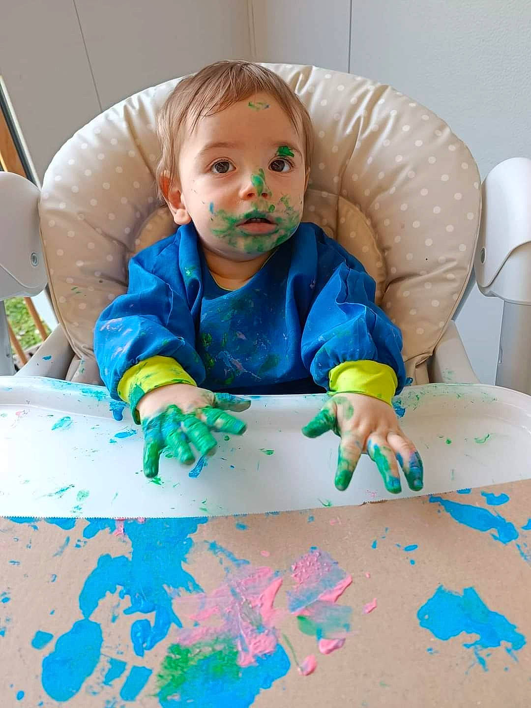 Aaron participe au concours pour gagner de l'argent avec cette photo : arm, baby, baby_products, baby_toddler_clothing, chair, cheek, child, comfort, eye, face, flooring, fun, hairstyle, iris, leisure, mouth, person, room, sitting, t_shirt