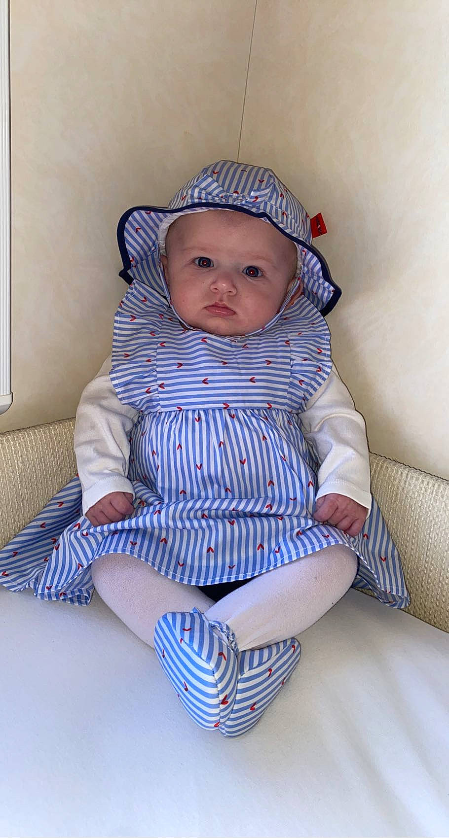 Lïsway participe au concours pour gagner de l'argent avec cette photo : arm, baby, baby_products, baby_toddler_clothing, chair, comfort, dress, eye, face, hat, head, headgear, headwear, human_body, leg, lip, neck, pattern, person, sleeve