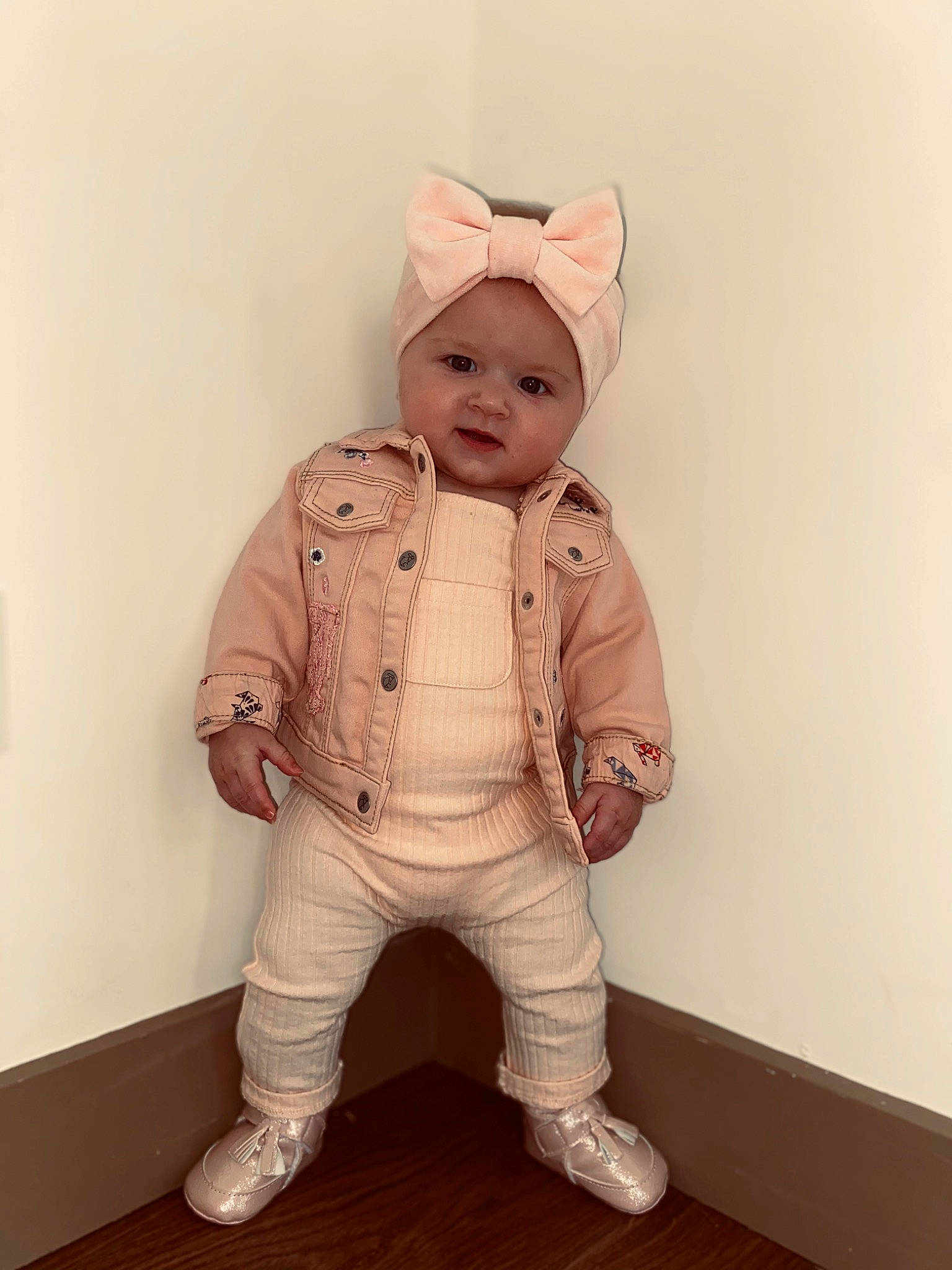 Lïsway a rejoint le concours — aidez-le/la à gagner de superbes lots ! arm, baby, baby_toddler_clothing, child, collar, costume, face, fashion_accessory, fashion_design, fictional_character, fur, gesture, happy, head, headgear, headwear, peach, person, personal_protective_equipment, sleeve