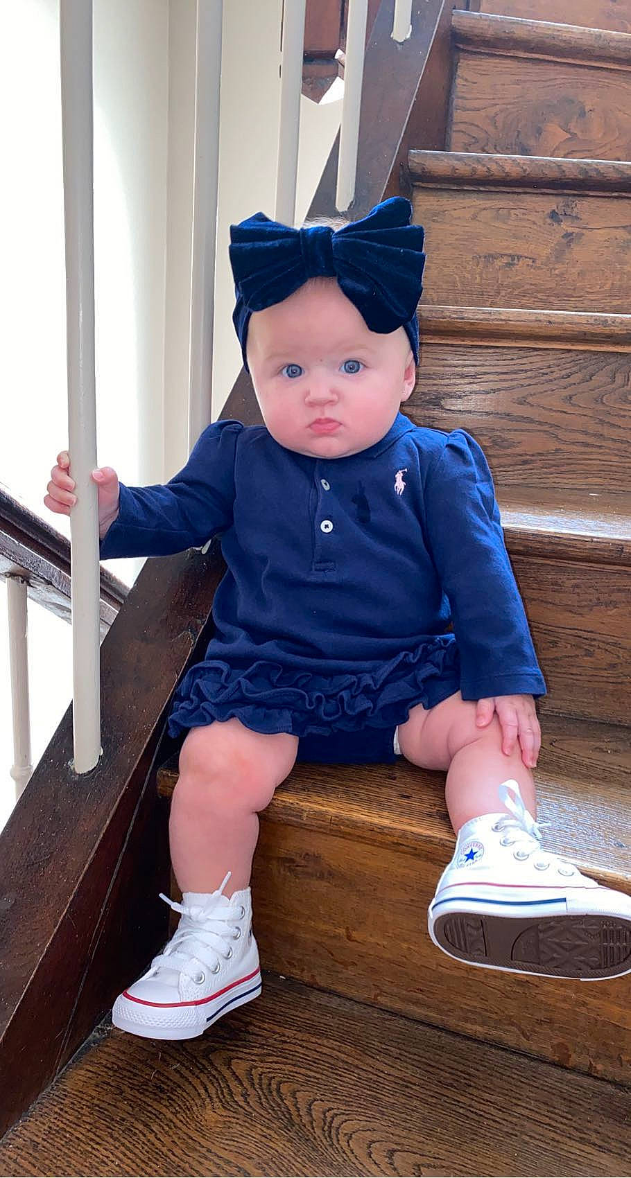 Lïsway participe au concours pour gagner de l'argent avec cette photo : baby_toddler_clothing, blue, cap, child, clothing, electric_blue, footwear, hat, headwear, human_leg, leg, person, purple, shoe, sitting, sleeve, sneakers, standing, street_fashion, t_shirt