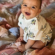 Ayoub a rejoint le concours — aidez-le/la à gagner de superbes lots ! baby, child, smiling, happy, cute, sitting, shirt, fabric, quilt, bed, indoors, portrait, infant, toddler, clothing, face, skin, hand, eyes, expression