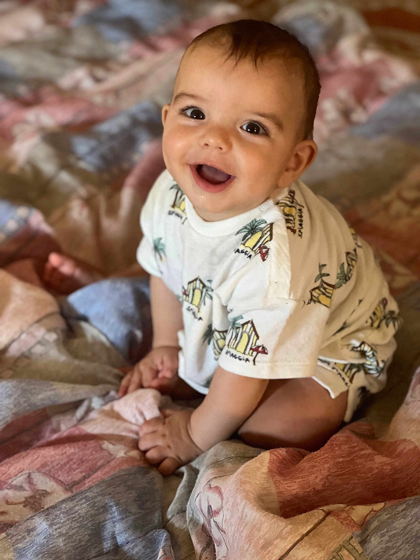 Ayoub a rejoint le concours — aidez-le/la à gagner de superbes lots ! baby, child, smiling, happy, cute, sitting, shirt, fabric, quilt, bed, indoors, portrait, infant, toddler, clothing, face, skin, hand, eyes, expression