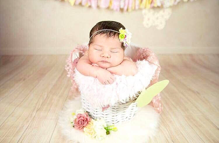 Djenna a rejoint le concours — aidez-le/la à gagner de superbes lots ! baby, beauty, child, dress, fashion_accessory, fun, hair_accessory, happy, headgear, headpiece, person, photo_shoot, photograph, photography, pink, skin, smile, sweetness, textile, toddler