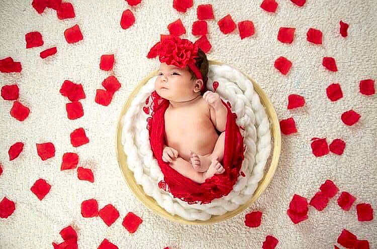 Djenna a rejoint le concours — aidez-le/la à gagner de superbes lots ! child, fictional_character, flower, headwear, heart, love, pattern, person, petal, pink, plant, red, sweetness, valentines_day