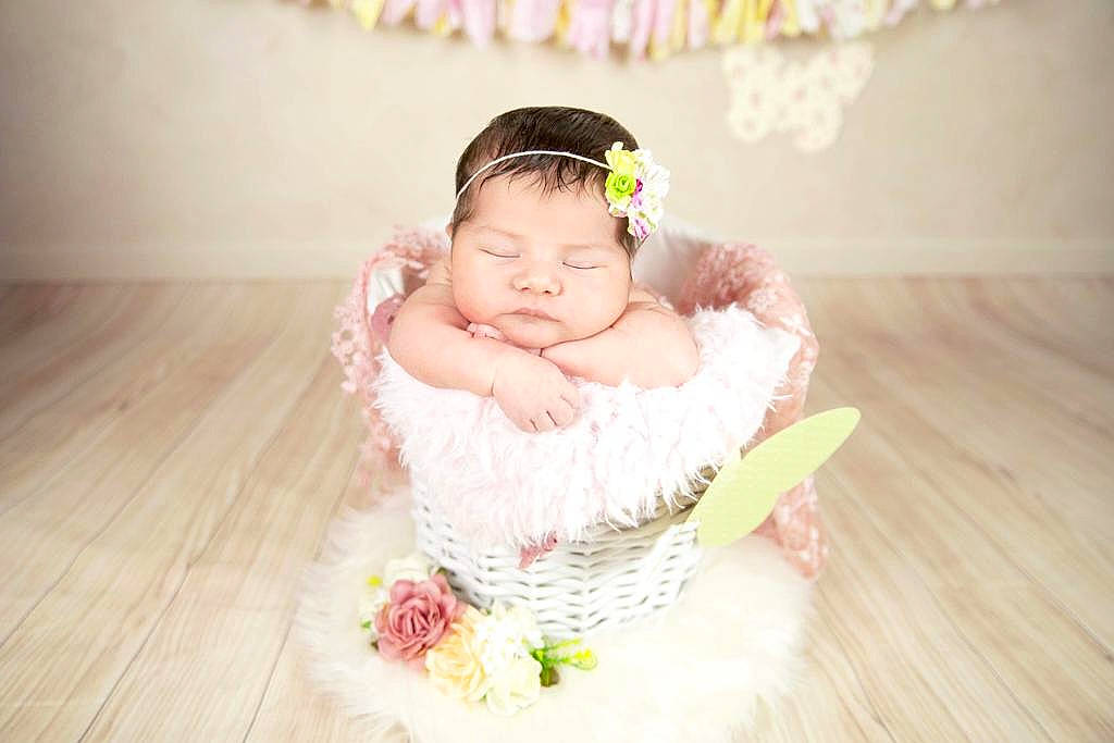 Djenna a rejoint le concours — aidez-le/la à gagner de superbes lots ! baby, beauty, child, dress, fashion_accessory, fur, hair_accessory, happy, headgear, headpiece, person, photograph, photography, pink, skin, smile, textile, toddler, white