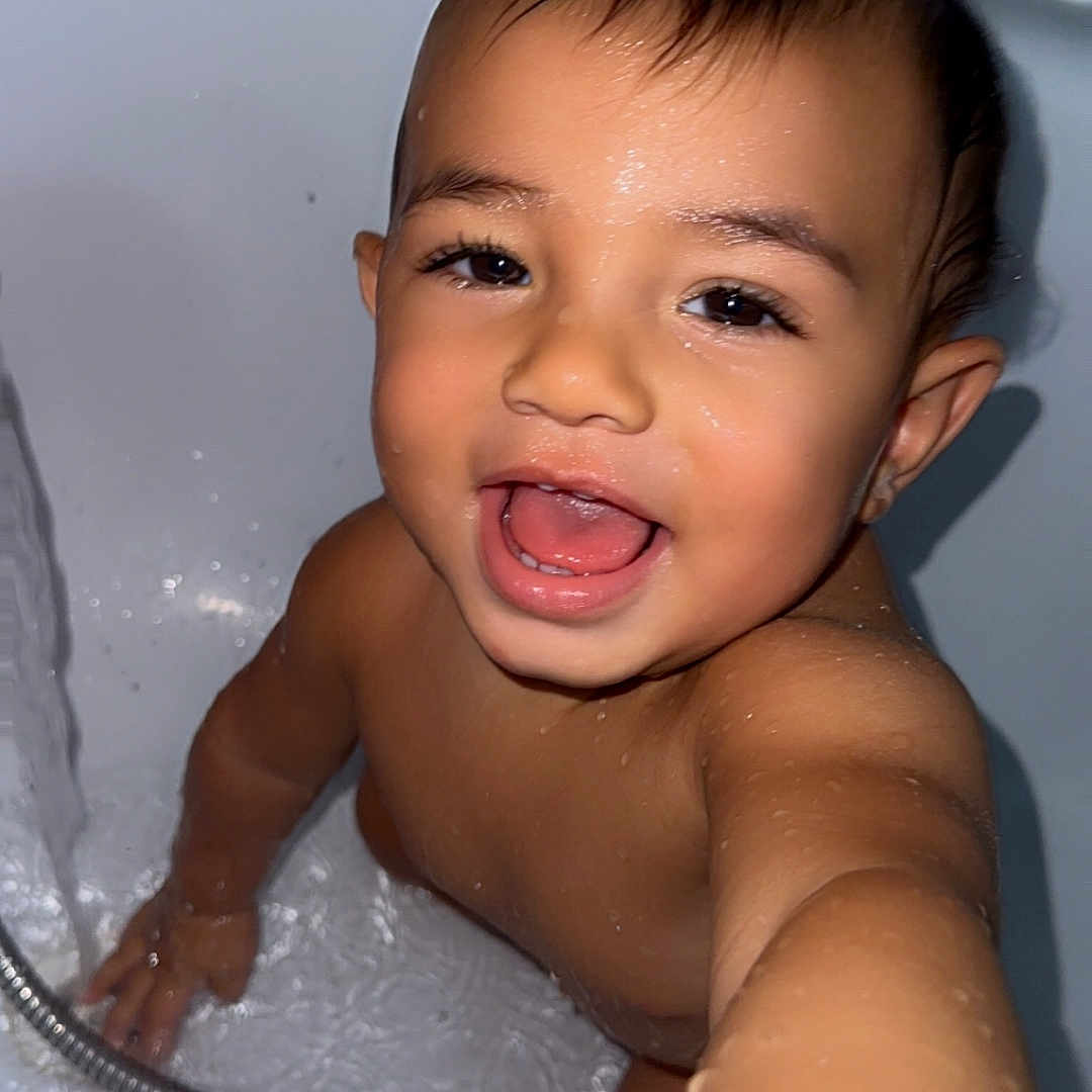 Siwaÿn a rejoint le concours — aidez-le/la à gagner de superbes lots ! bath, bathroom, bathtub, child, closeup, cute, face, hand, happy, head, indoors, person, playful, skin, smiling, toddler, water, water_droplets, wet, young_child
